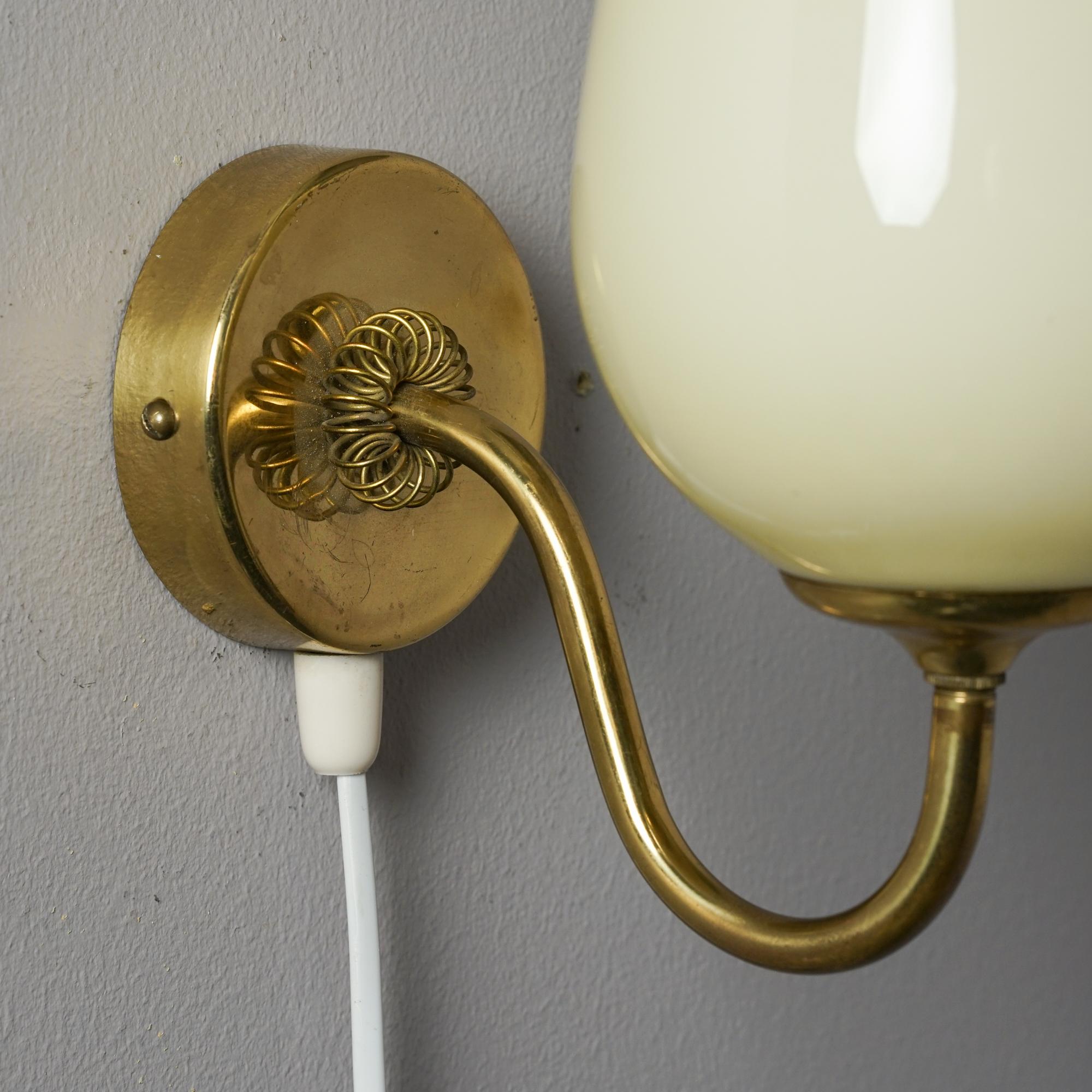 Paavo Tynell -Style Scandinavian Modern Wall Light by Itsu Finland, 1940/1950s In Good Condition In Helsinki, Uusimaa