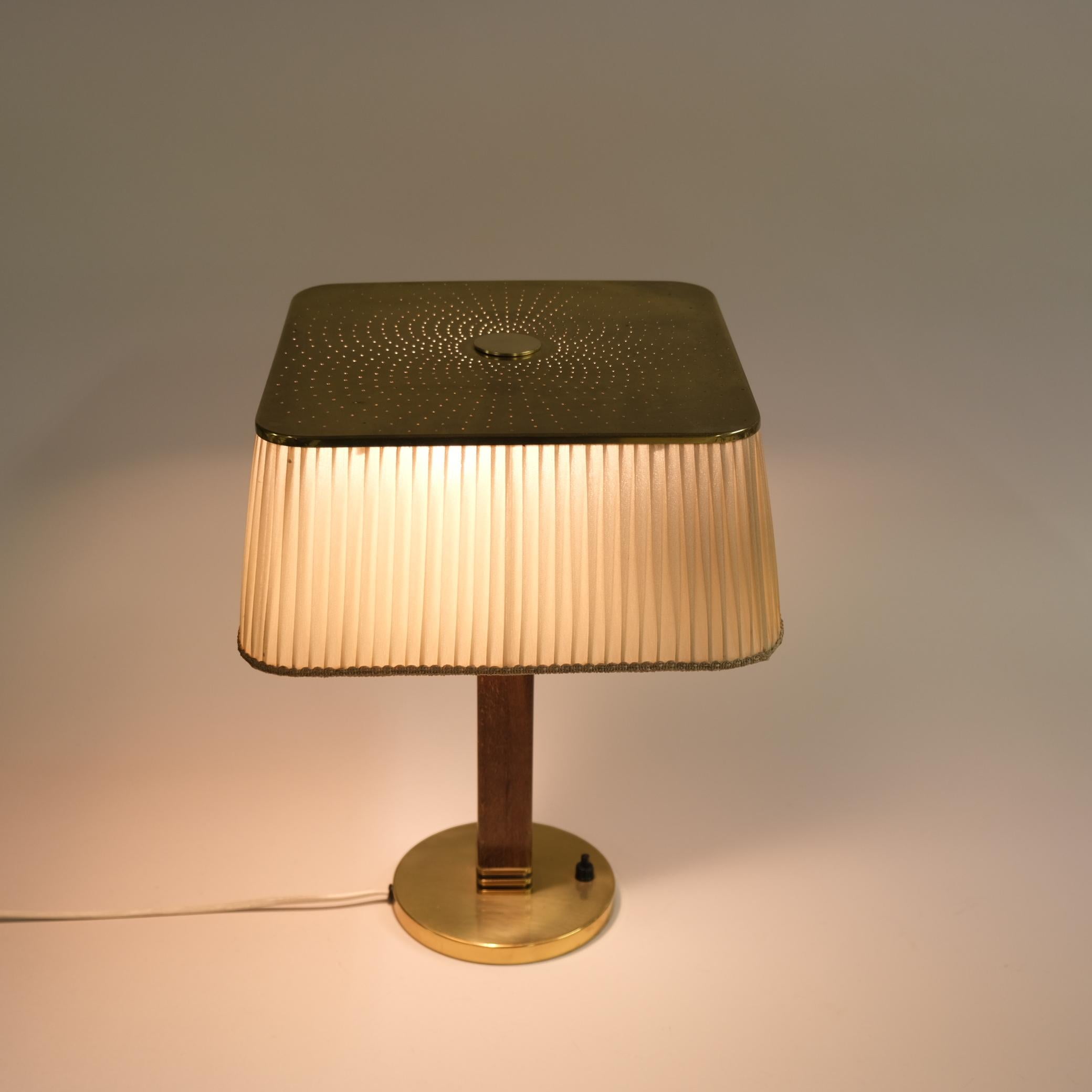 Tischlampe von Paavo Tynell, 5066, perforiertes Messing, Holz und Seide, Taito 1940er Jahre im Angebot 4