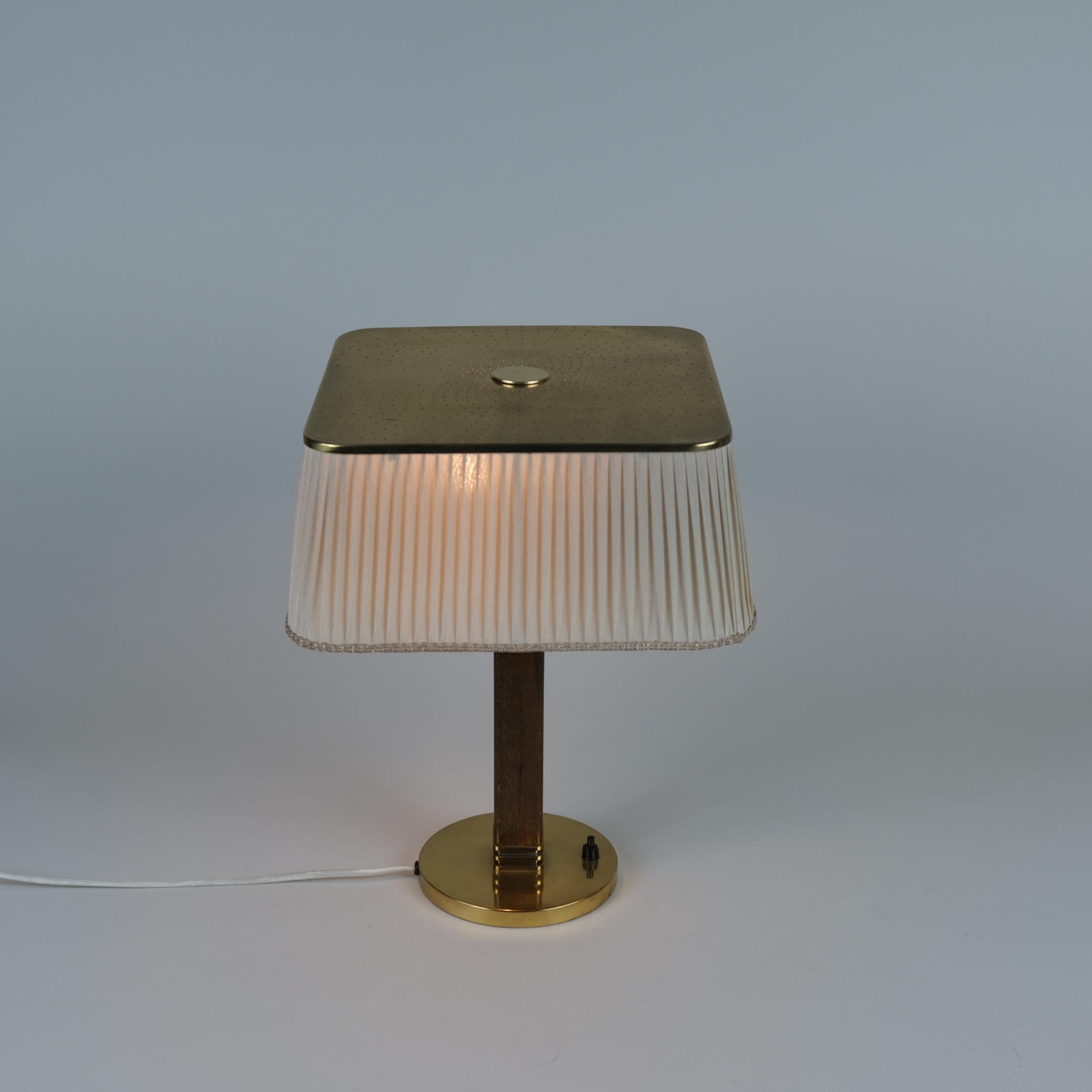 Tischlampe von Paavo Tynell, 5066, perforiertes Messing, Holz und Seide, Taito 1940er Jahre im Angebot 5