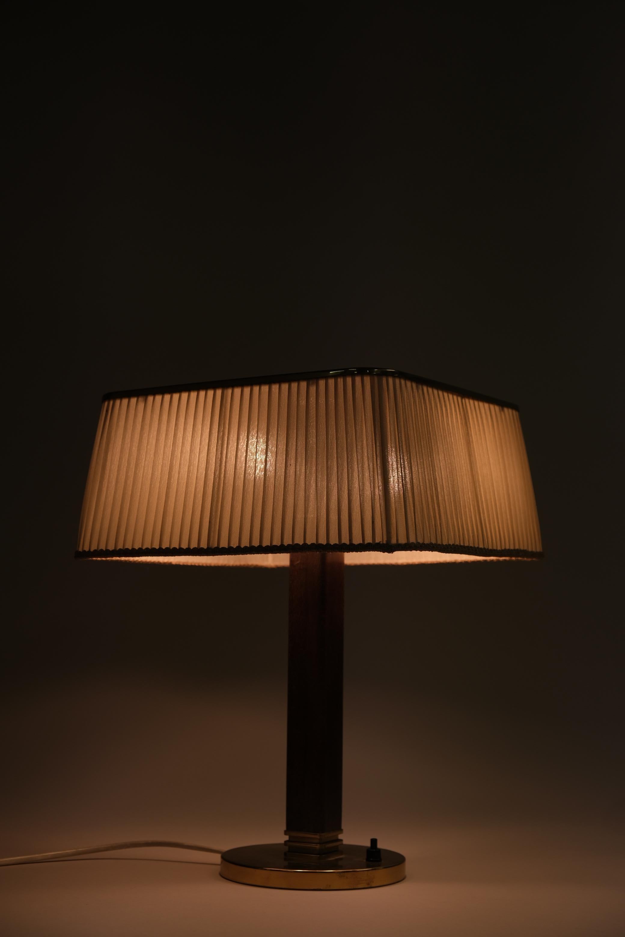 Tischlampe von Paavo Tynell, 5066, perforiertes Messing, Holz und Seide, Taito 1940er Jahre im Angebot 6