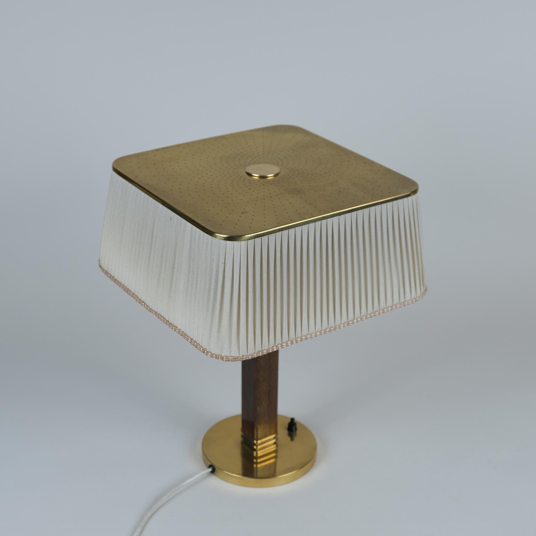 Tischlampe von Paavo Tynell, 5066, perforiertes Messing, Holz und Seide, Taito 1940er Jahre (Skandinavische Moderne) im Angebot