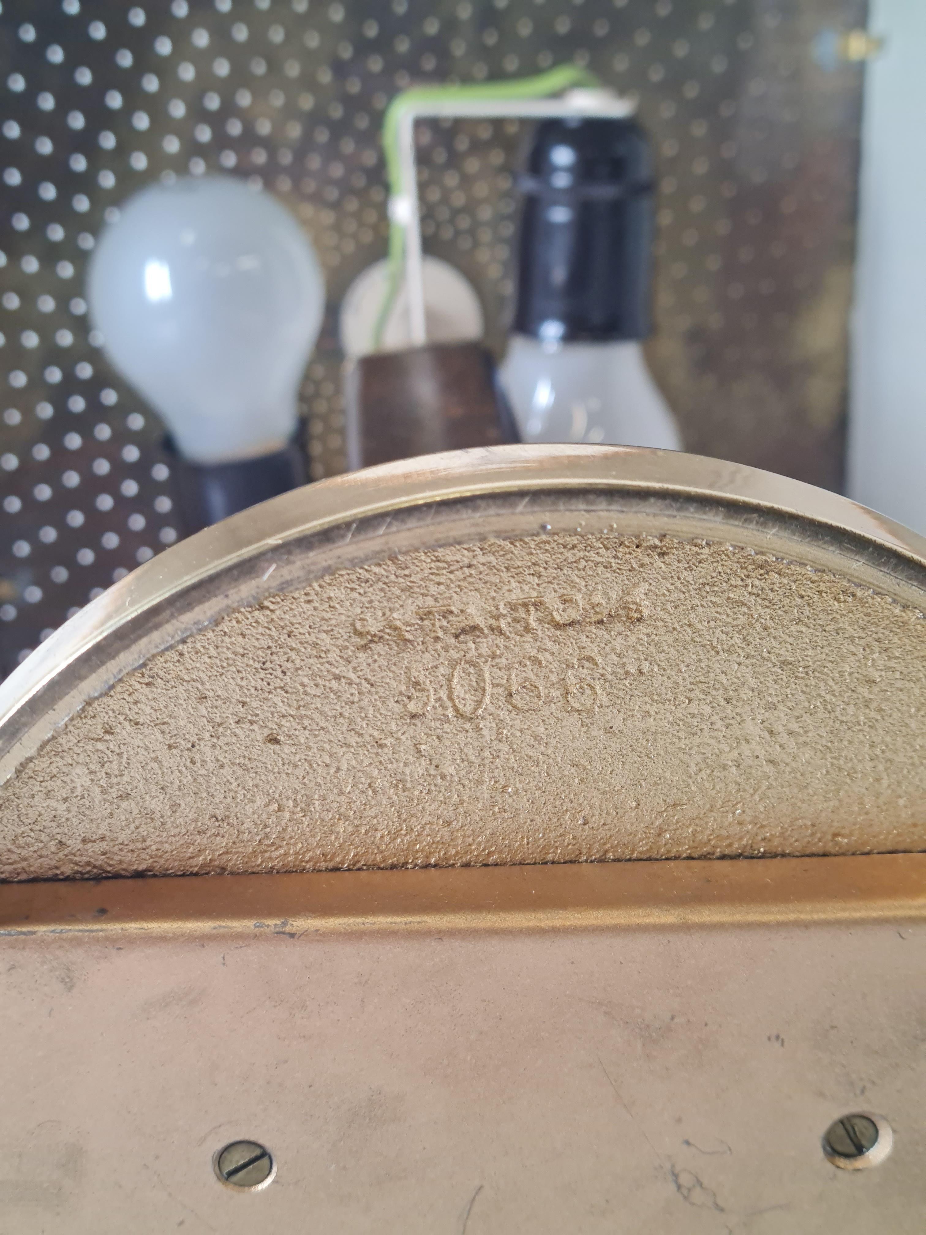 Tischlampe von Paavo Tynell, 5066, perforiertes Messing, Holz und Seide, Taito 1940er Jahre (Finnisch) im Angebot