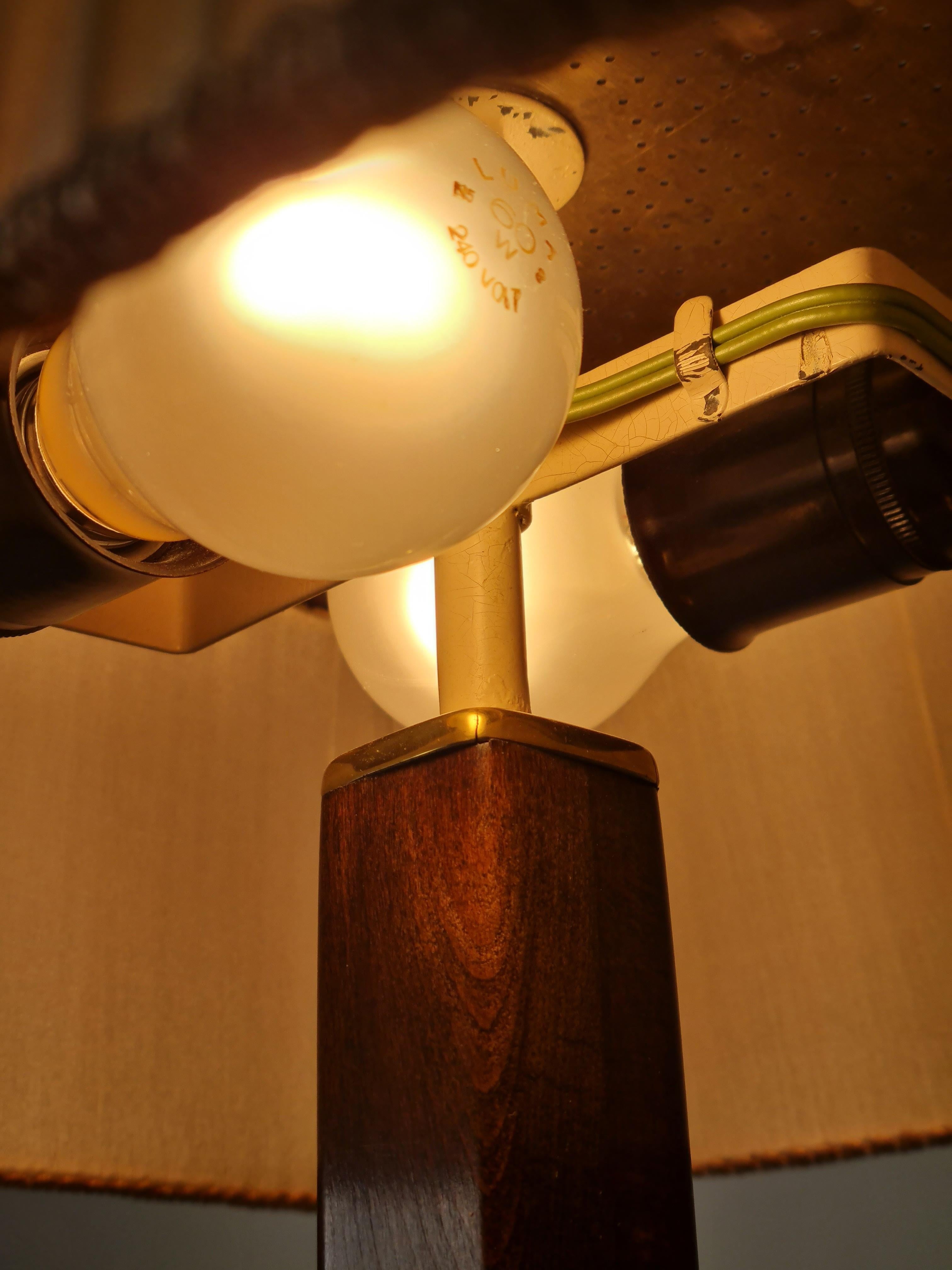 Tischlampe von Paavo Tynell, 5066, perforiertes Messing, Holz und Seide, Taito 1940er Jahre im Zustand „Gut“ im Angebot in Helsinki, FI