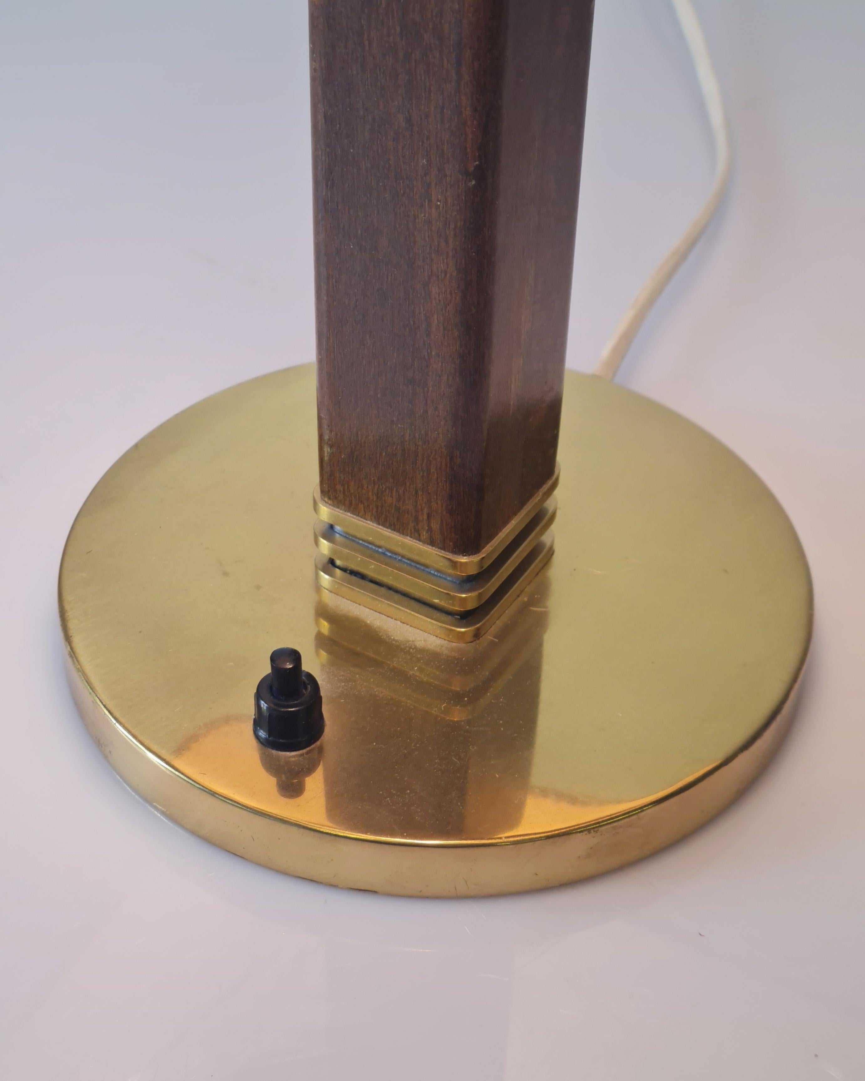 Tischlampe von Paavo Tynell, 5066, perforiertes Messing, Holz und Seide, Taito 1940er Jahre (Mitte des 20. Jahrhunderts) im Angebot