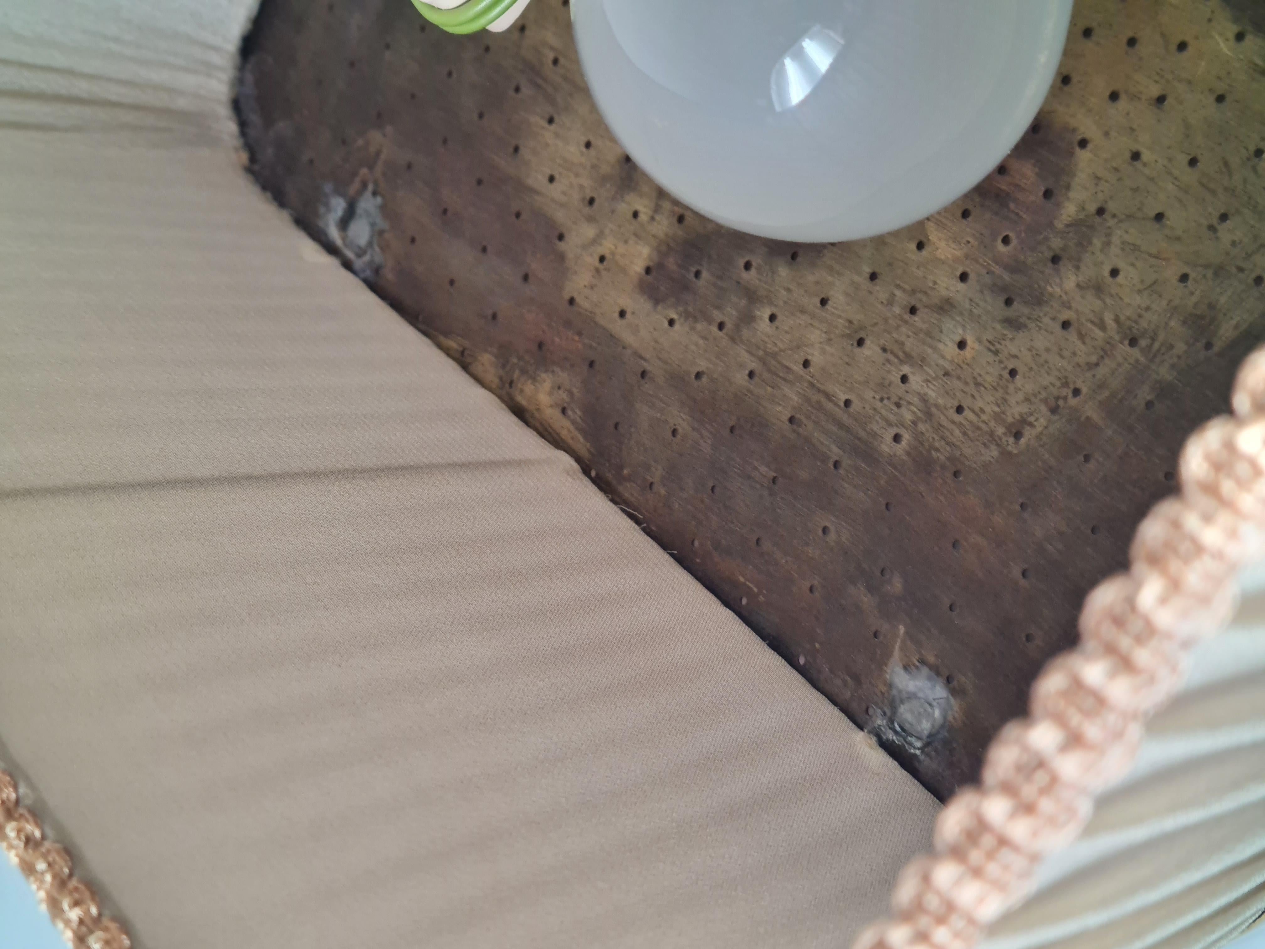 Tischlampe von Paavo Tynell, 5066, perforiertes Messing, Holz und Seide, Taito 1940er Jahre im Angebot 1