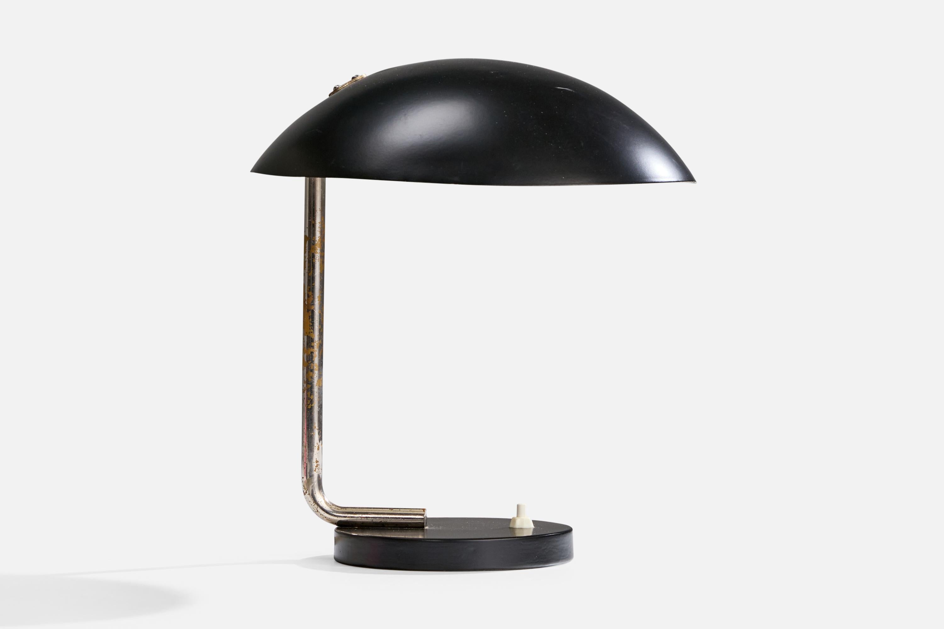 Lampe de table en métal laqué noir et laiton chromé conçue par Paavo Tynell et produite par Taito, Finlande, c.C.

Dimensions de la lampe (pouces) : 12 