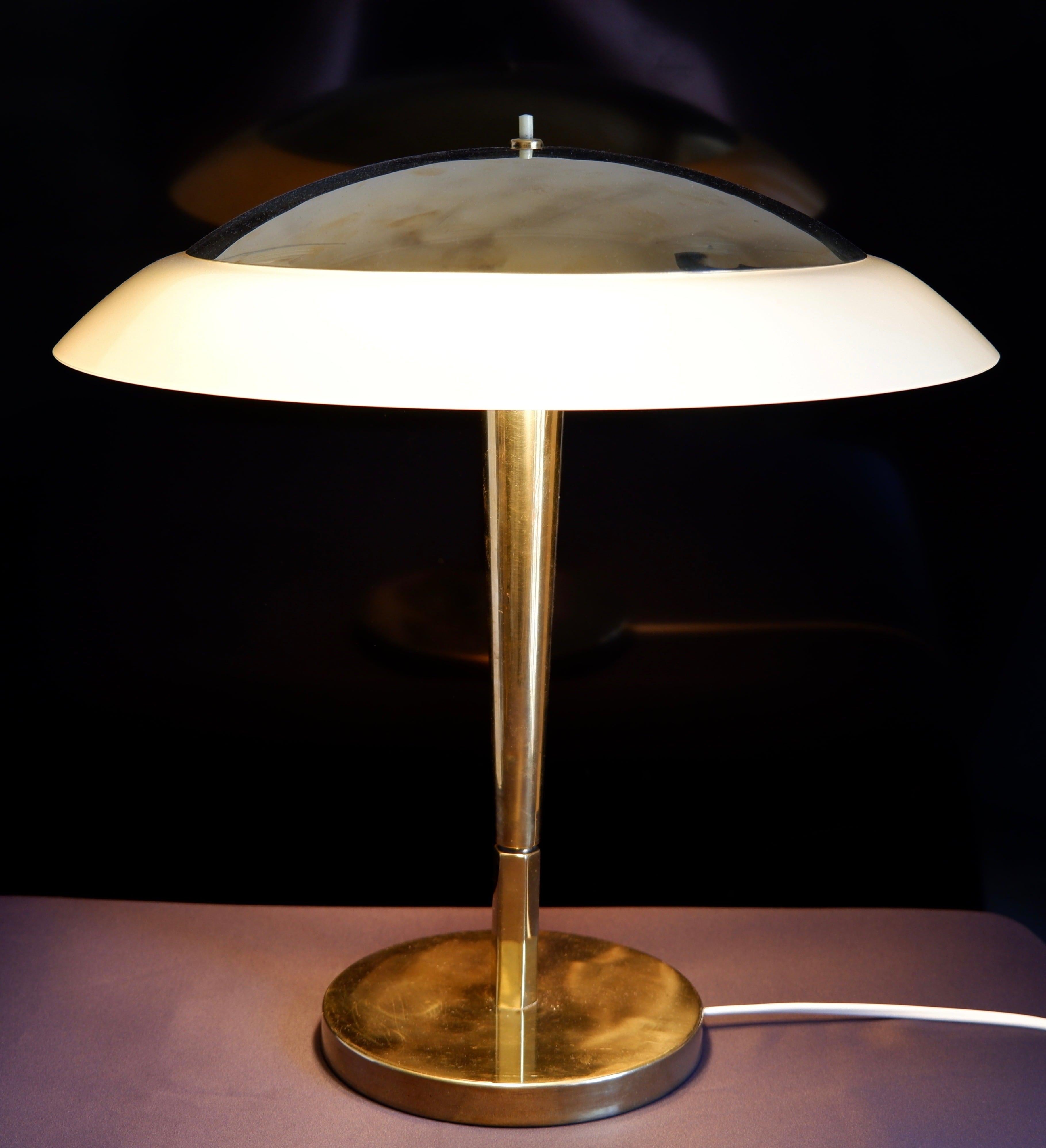 Paavo Tynell Table Lamp Model 5061 for Taito Brass and Glass In Good Condition In Hägersten-Liljeholmen, Stockholms län