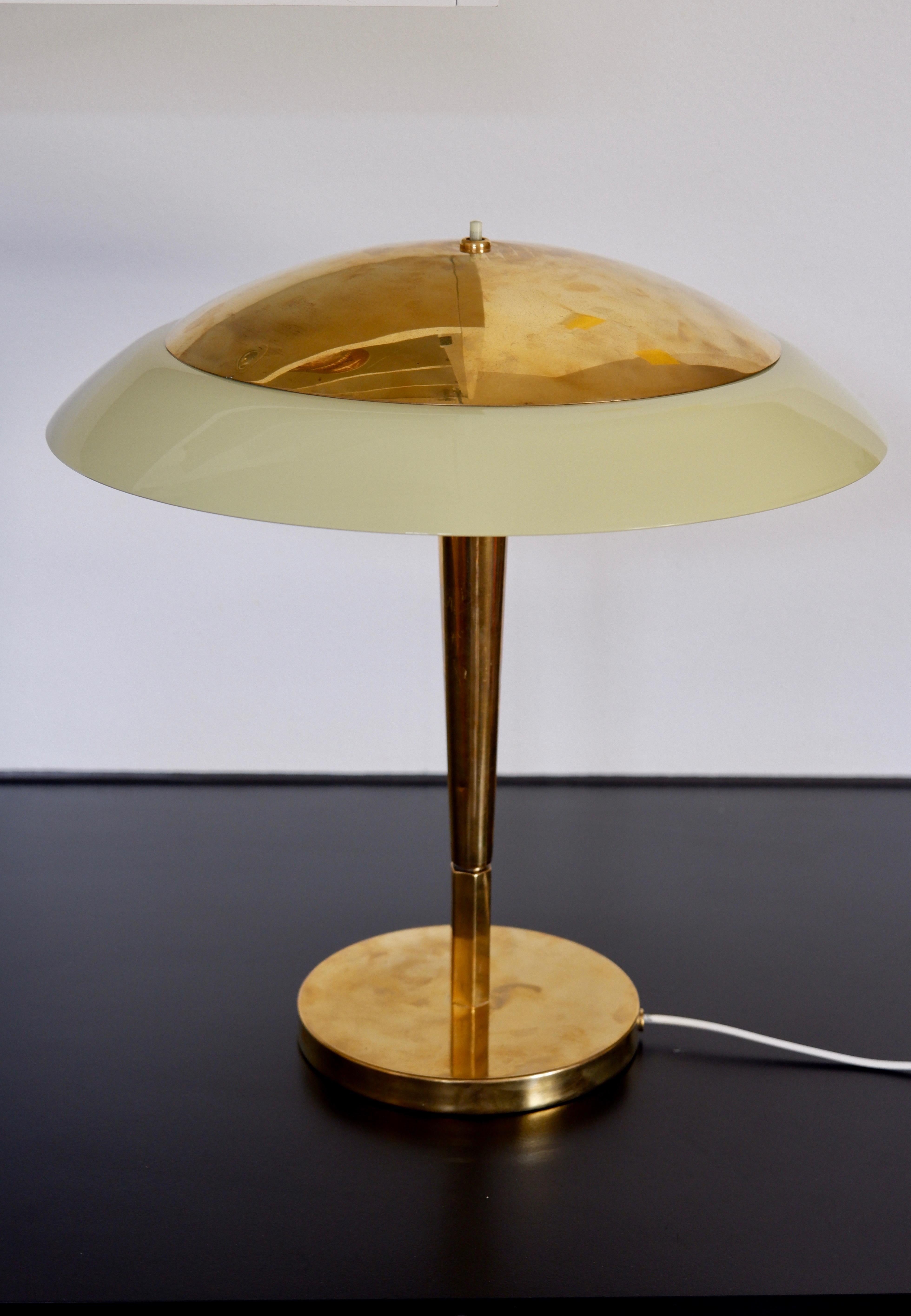 Impressive Paavo Tynell Table lamp made in polished brass and amber glass shade. The lamp is in great condition and it's stamped by the editor TAITO. Model 5061. Dimension : 38.5 cm high, 36 cm diameter.