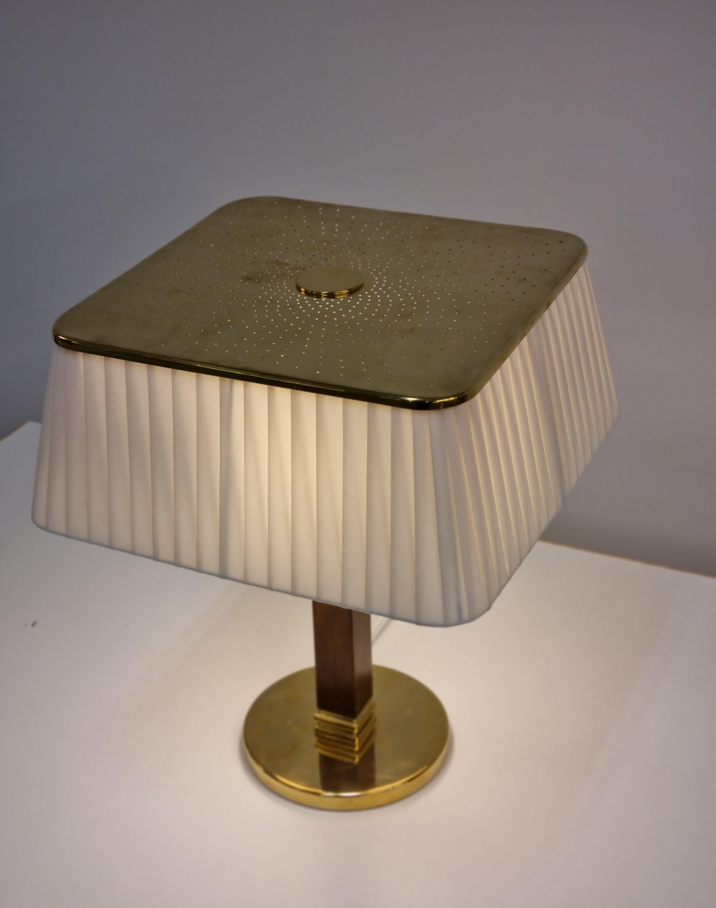 Finlandais Paavo Tynell, lampe de bureau, modèle 5066, Taito Oy  en vente