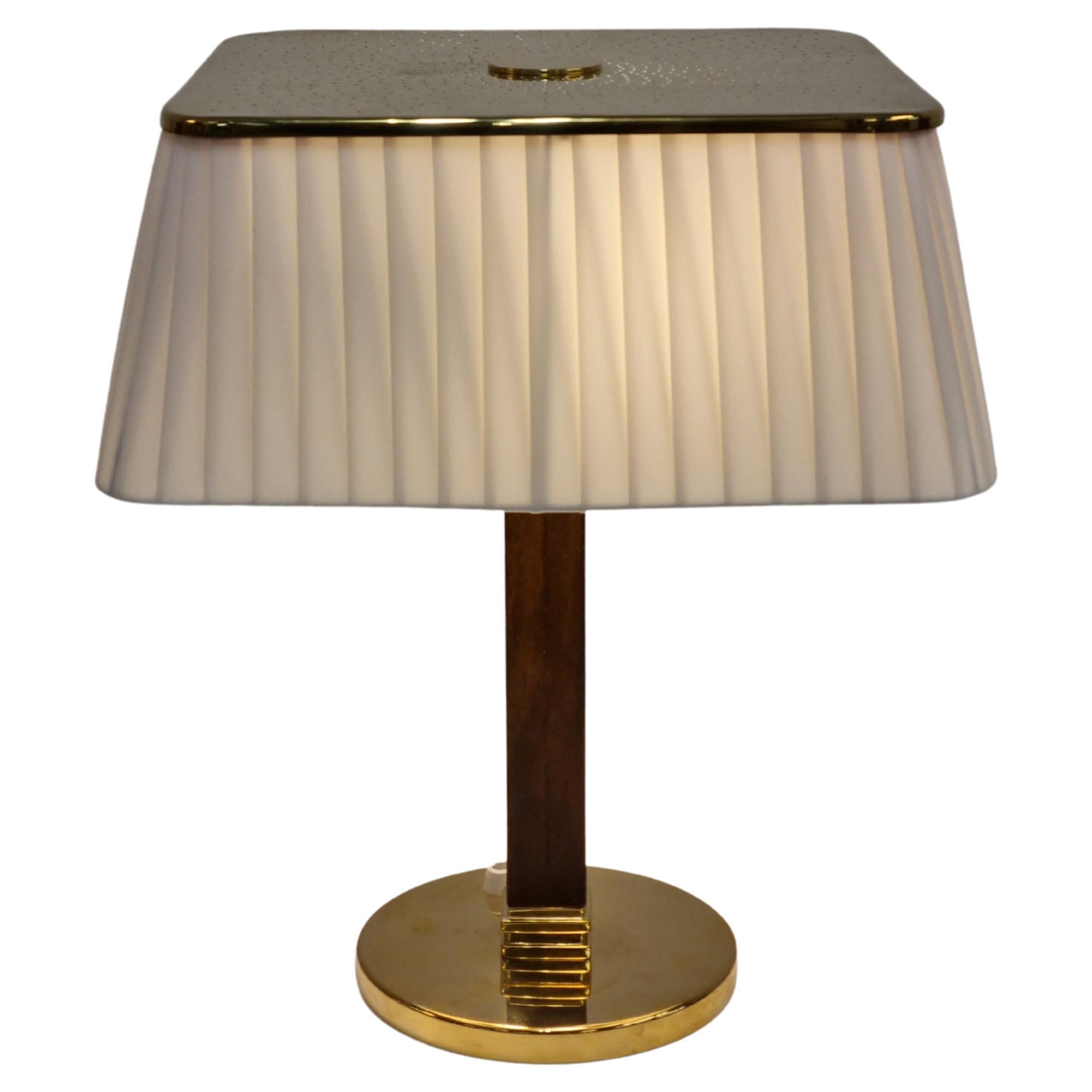 Lampada da tavolo in ottone traforato, seta e legno di Paavo Tynell, modello 5066, Taito, 1950