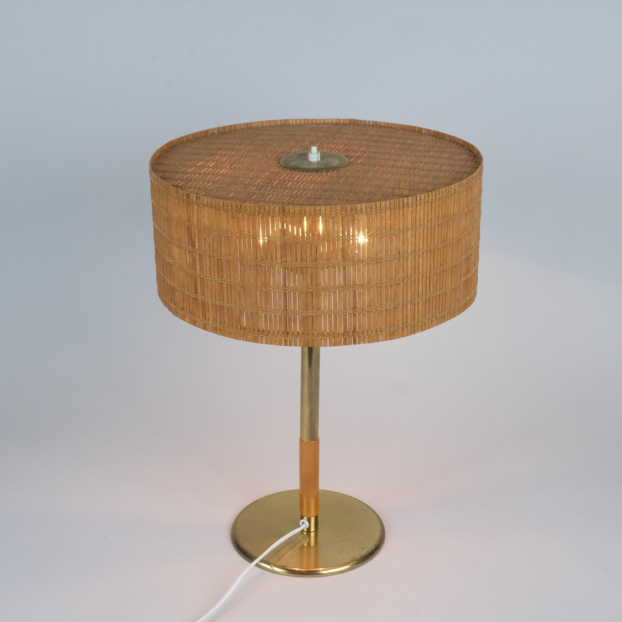 Una lampada da tavolo Paavo Tynell modello 5068, prodotta da Taito Oy negli anni Cinquanta. La lampada è in ottime condizioni. Uno dei modelli di lampada da tavolo Tynell più rari. Consulta i nostri altri articoli per vedere un altro modello simile