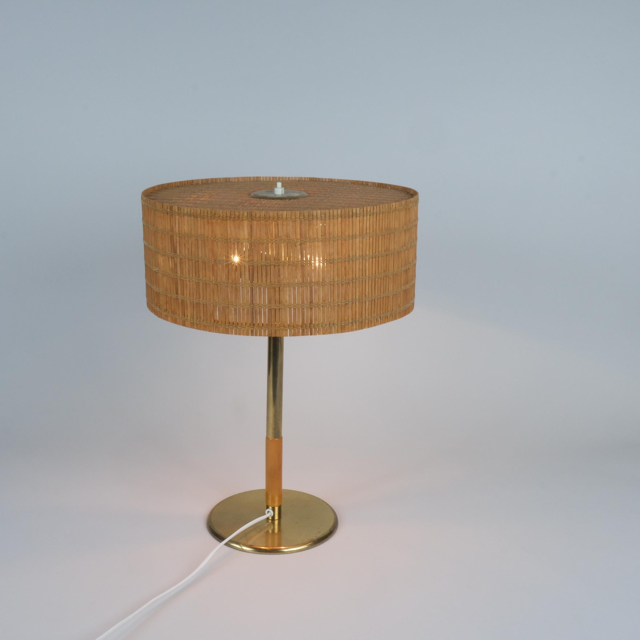 Scandinavo moderno Lampada da tavolo Paavo Tynell Modello 5068, Ottone, Wood e Rattan, Taito 1950s in vendita