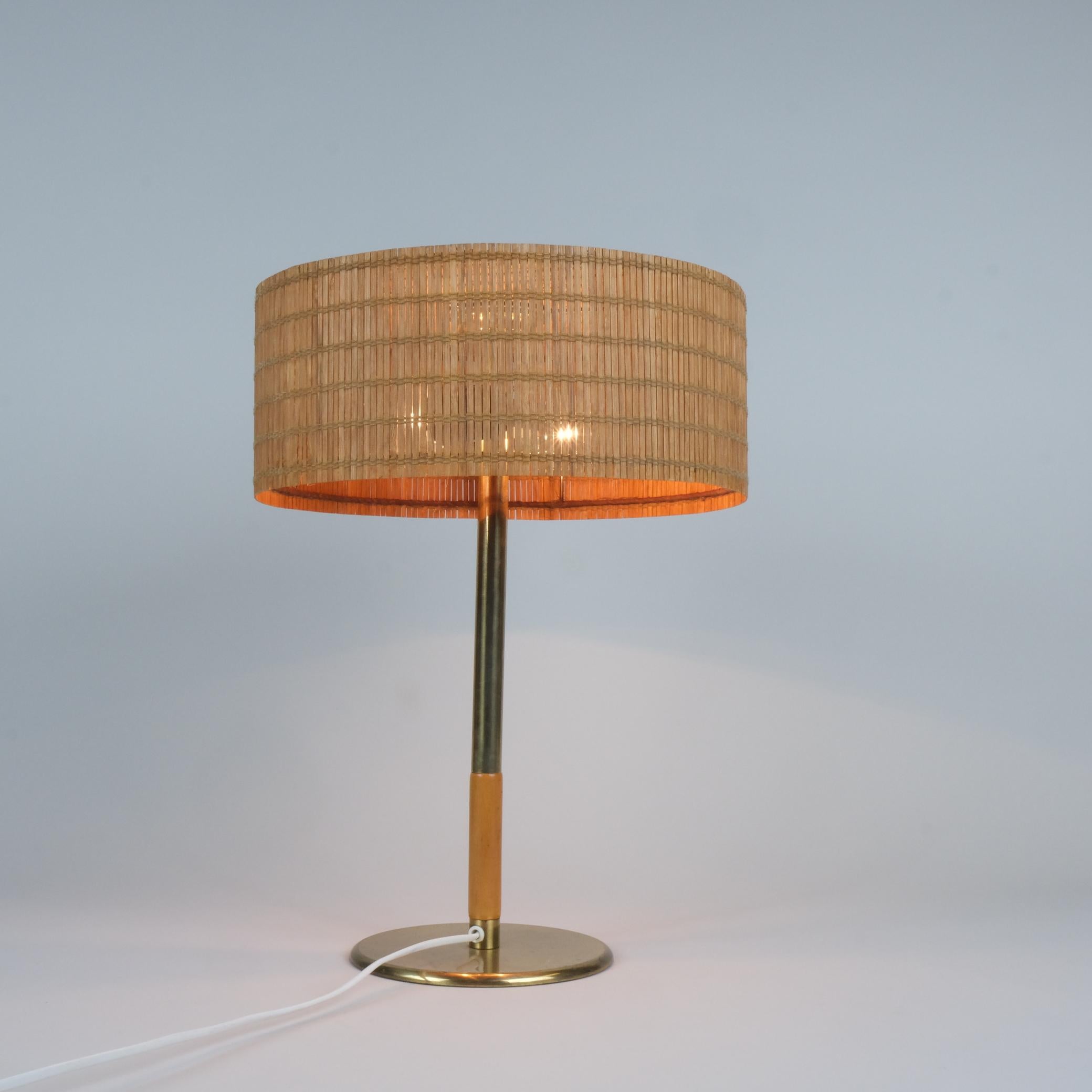 Finlandese Lampada da tavolo Paavo Tynell Modello 5068, Ottone, Wood e Rattan, Taito 1950s in vendita