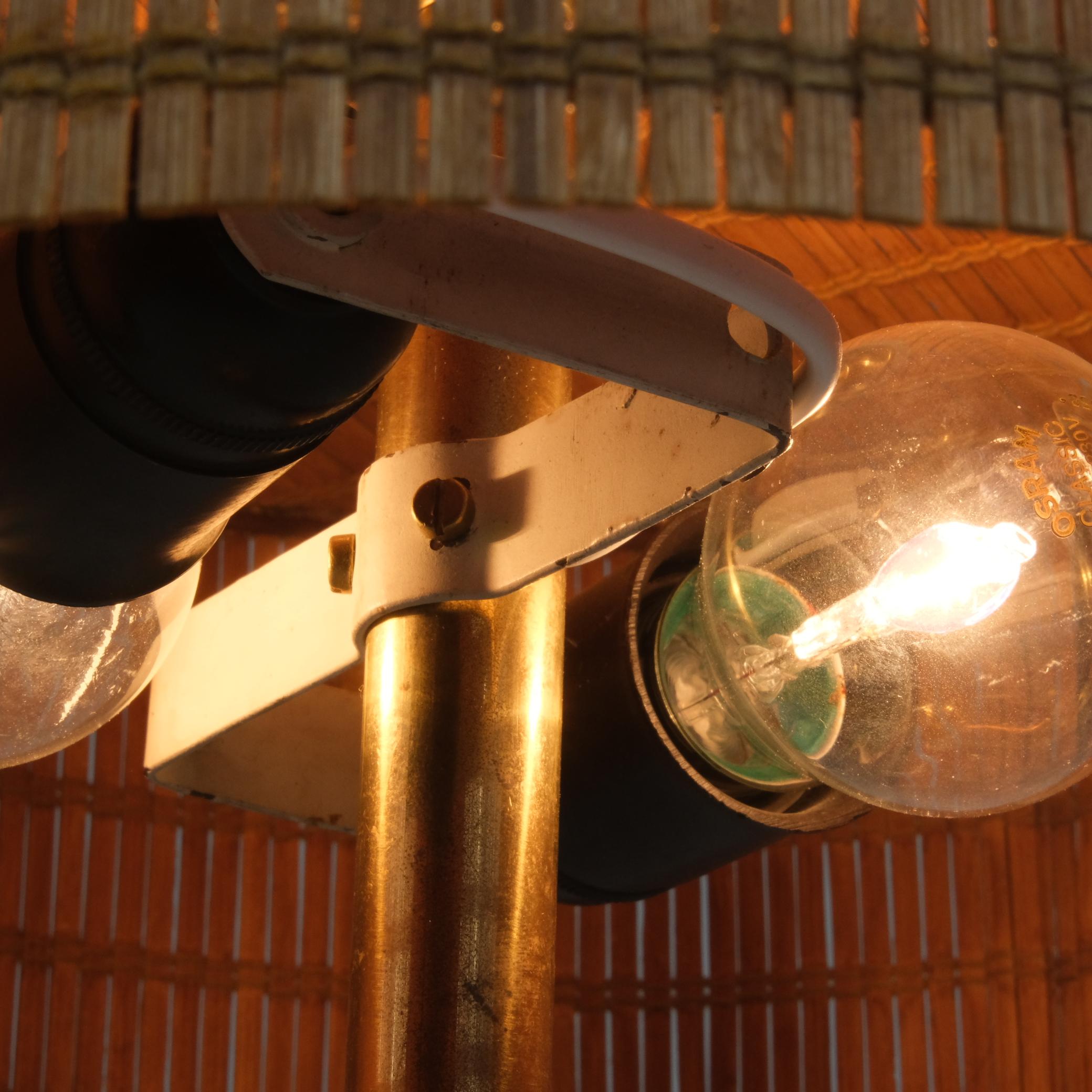 Metà XX secolo Lampada da tavolo Paavo Tynell Modello 5068, Ottone, Wood e Rattan, Taito 1950s in vendita