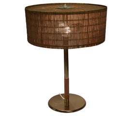 Lámpara de mesa Paavo Tynell Modelo 5068, latón, madera y ratán, Taito Años 50