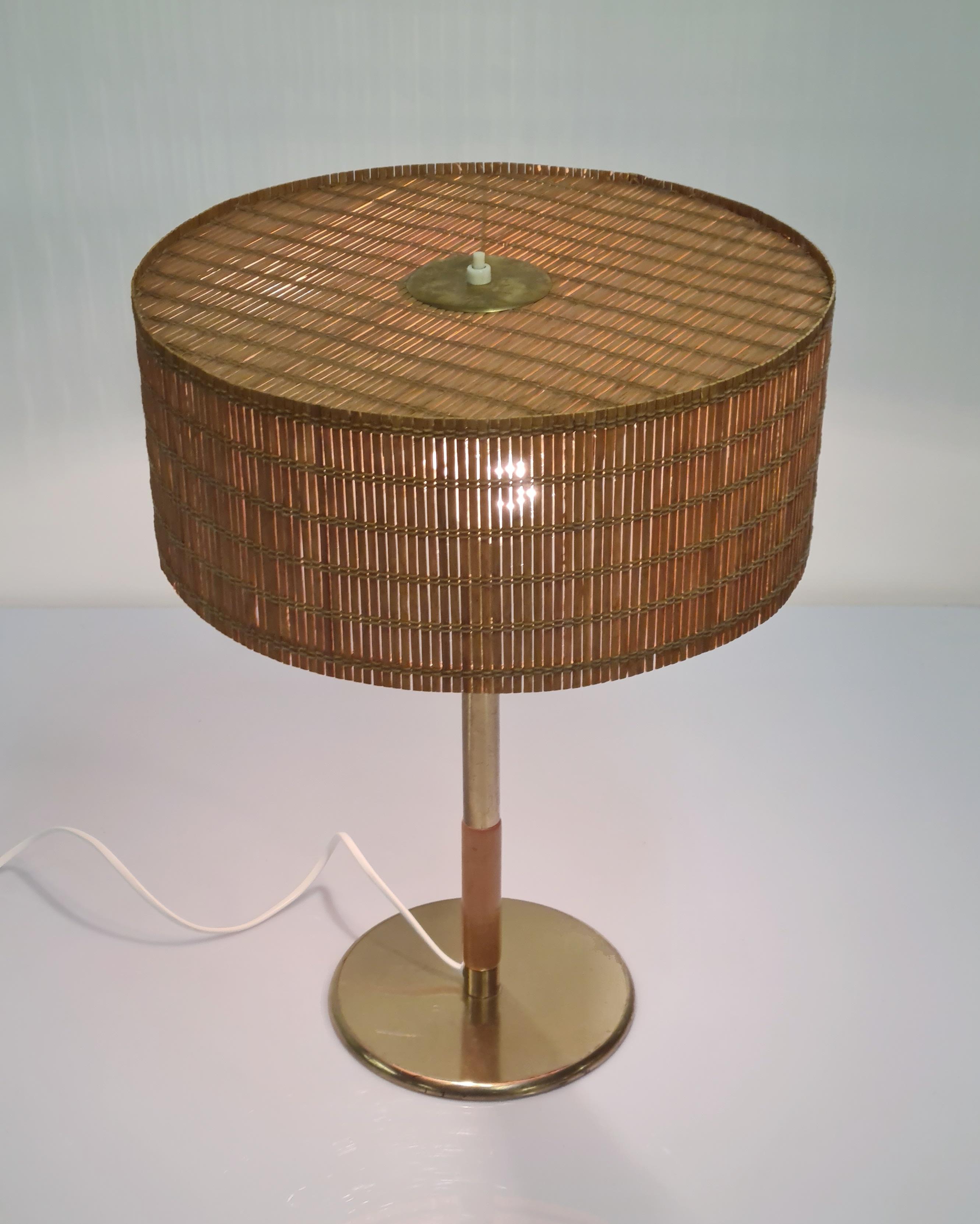 Paavo Tynell table lamp model 5068, manufactured by Taito Oy in the 1950s, excellent condition. One of the more rarely seen Tynell table lamp models. Please see our other items for another one of this similar model with a small variation to the