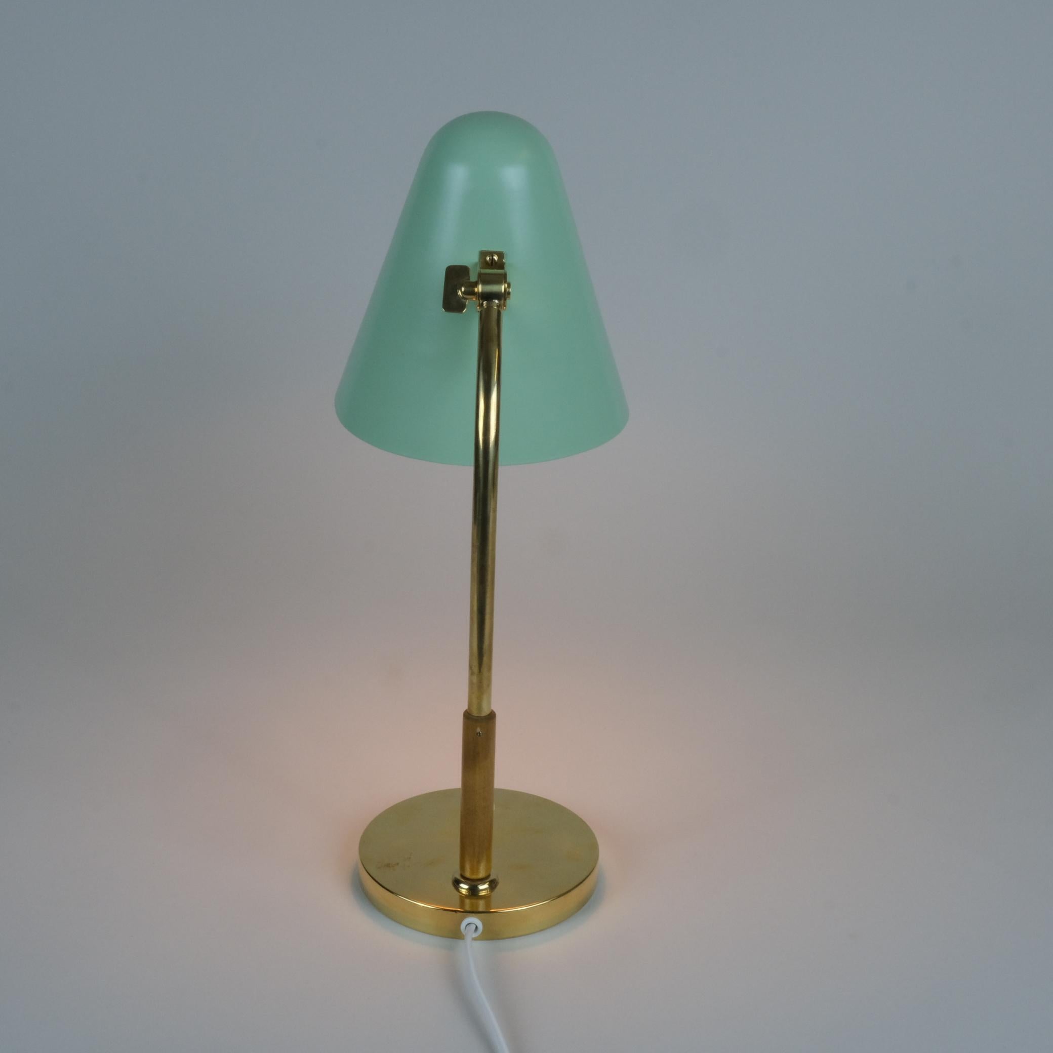Lámpara de mesa Paavo Tynell Model. 5233, Verde, latón y abedul, Taito Oy Años 50 en venta 1