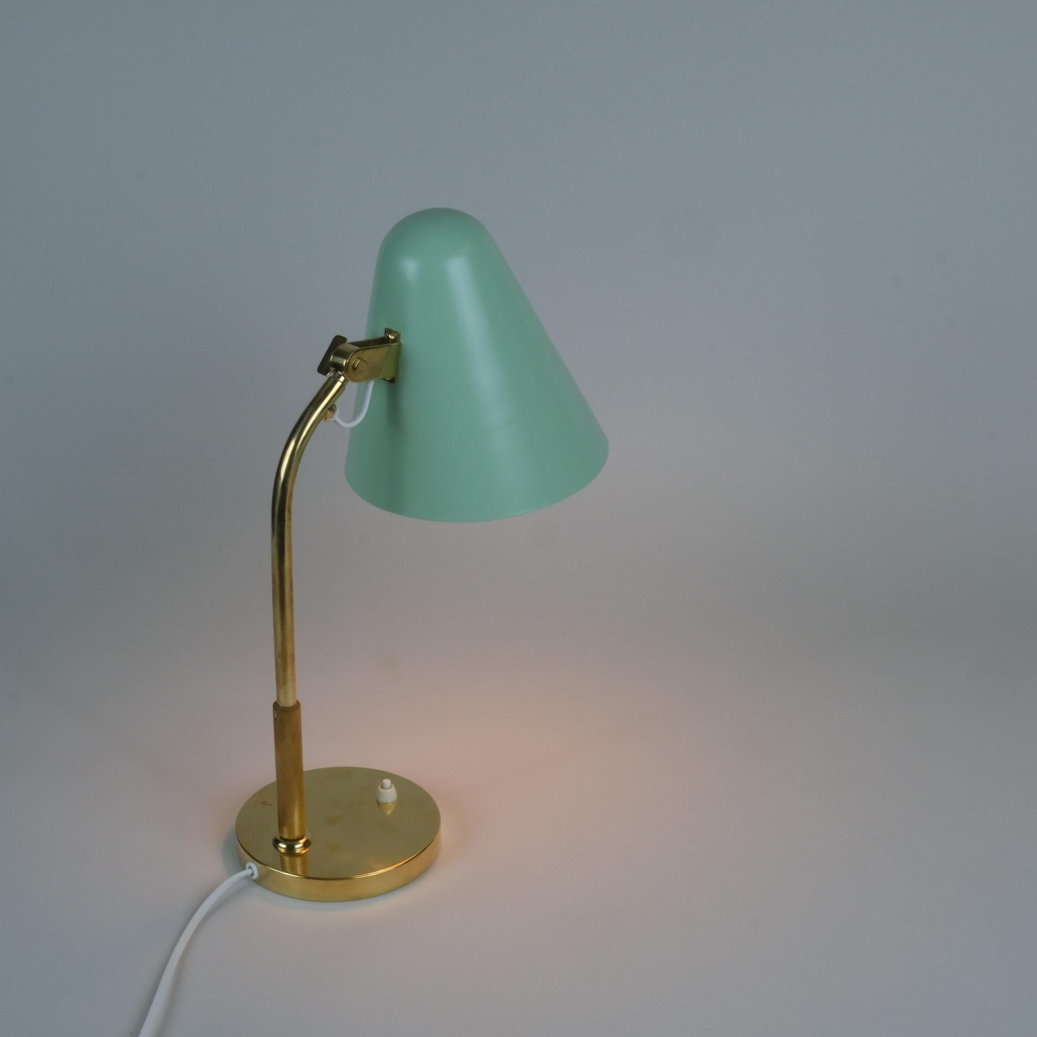 Preciosa lámpara de sobremesa Paavo Tynell modelo 5233 en verde menta, fabricada por Taito Oy en Finlandia en la década de 1950. Una lámpara Tynell clásica con un nuevo aspecto vibrante y en excelente estado. El artículo lleva la marca Taito Oy,