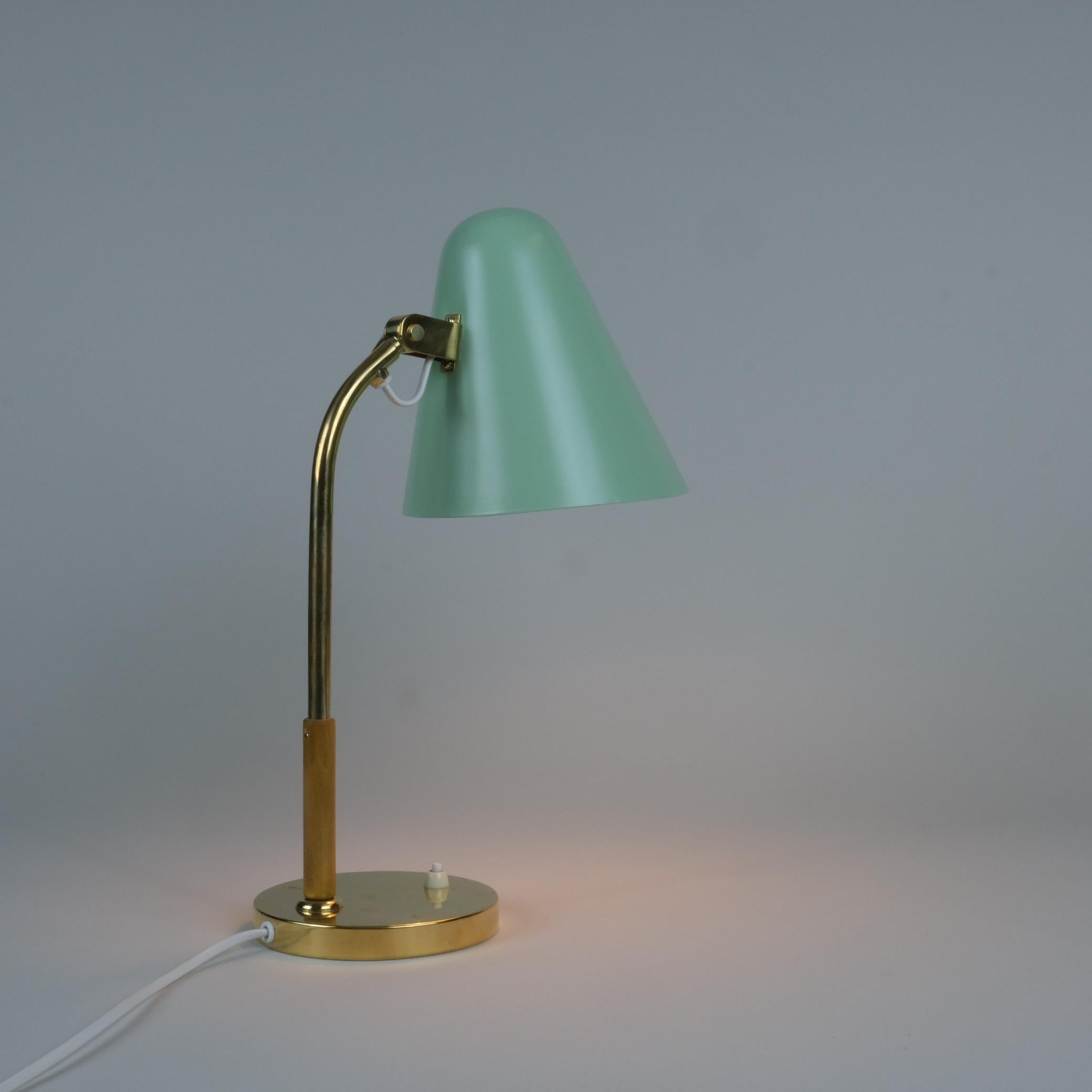 Lámpara de mesa Paavo Tynell Model. 5233, Verde, latón y abedul, Taito Oy Años 50 Escandinavo moderno en venta