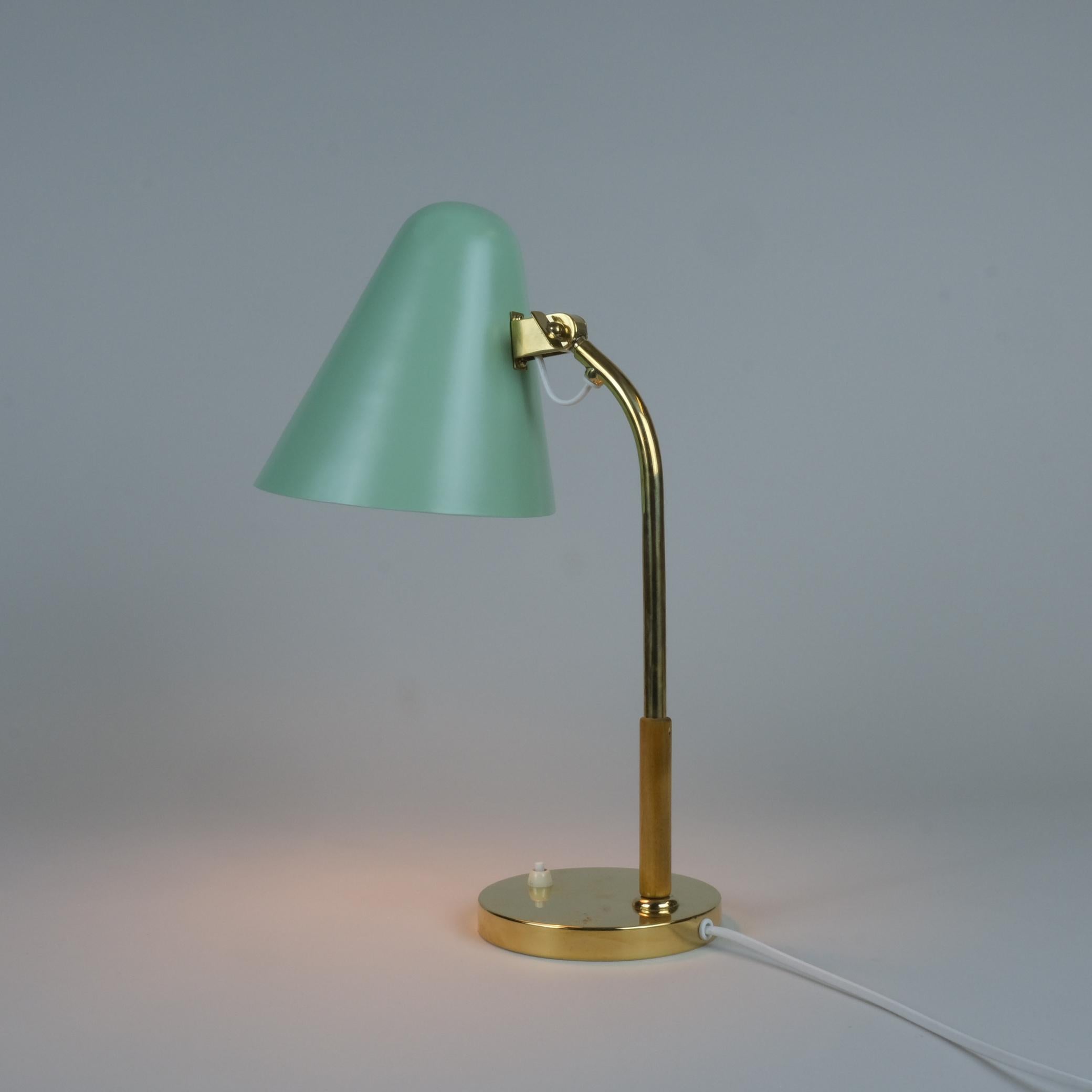 Lámpara de mesa Paavo Tynell Model. 5233, Verde, latón y abedul, Taito Oy Años 50 Finlandés en venta