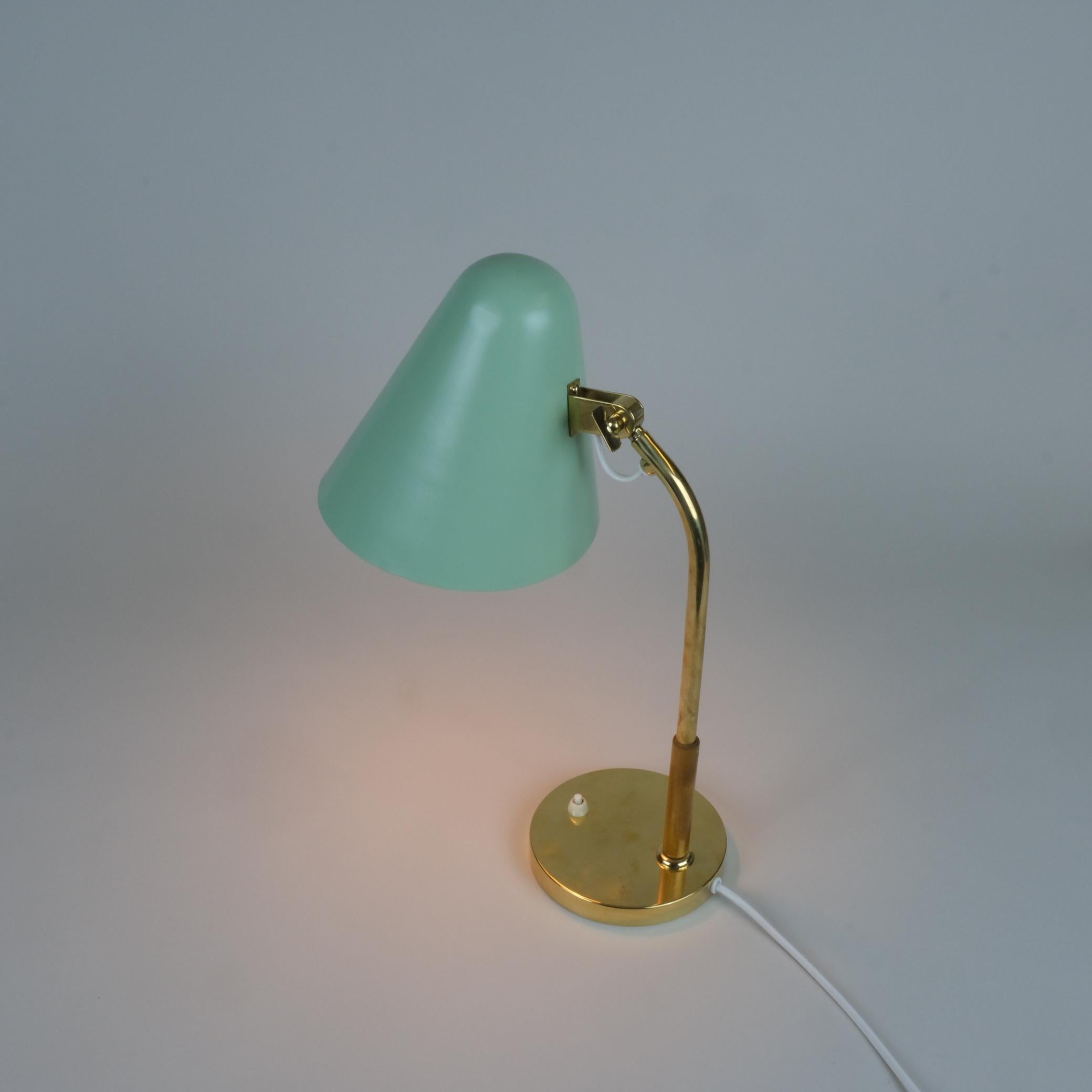 Lámpara de mesa Paavo Tynell Model. 5233, Verde, latón y abedul, Taito Oy Años 50 en Bueno estado para la venta en Helsinki, FI