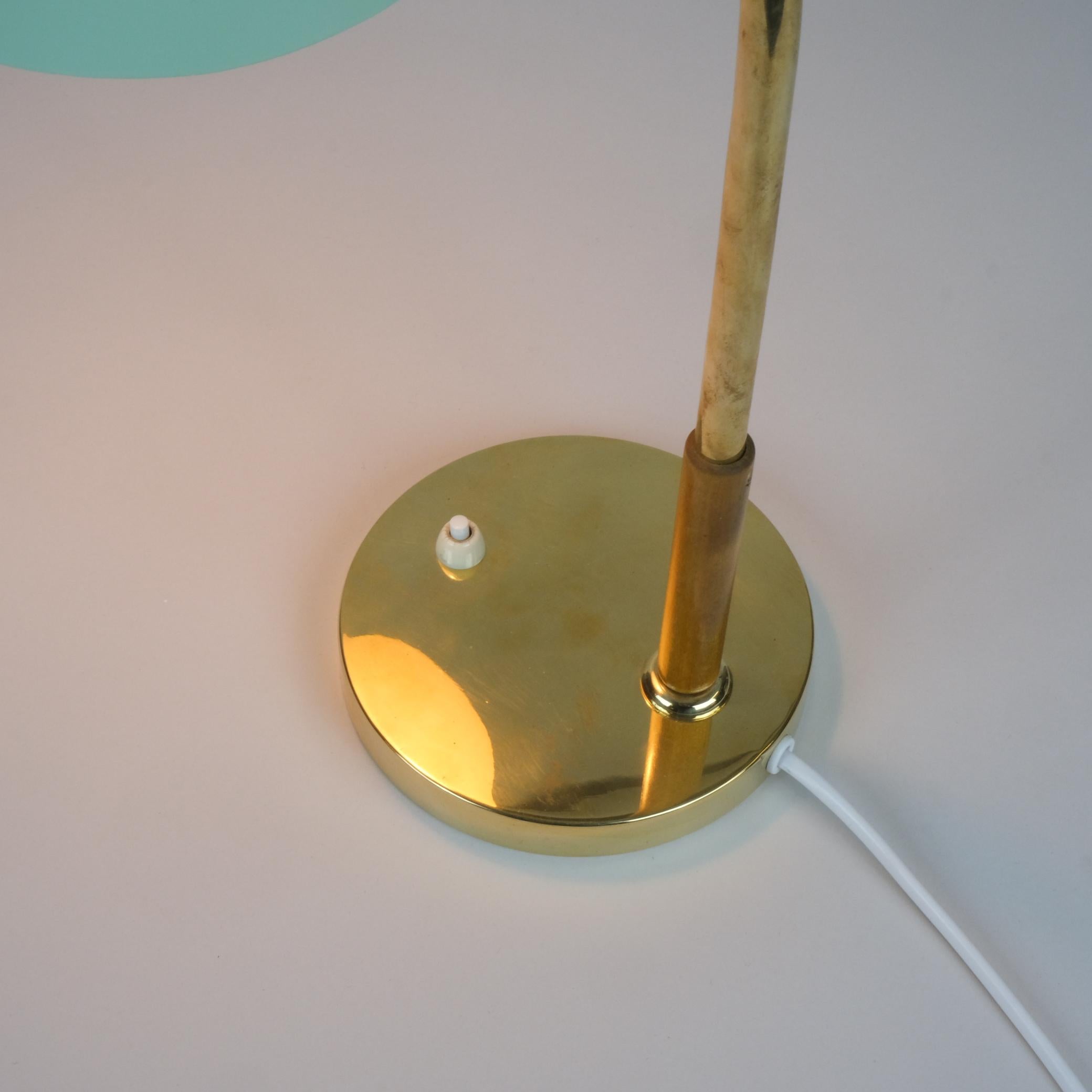 Lámpara de mesa Paavo Tynell Model. 5233, Verde, latón y abedul, Taito Oy Años 50 mediados del siglo XX en venta
