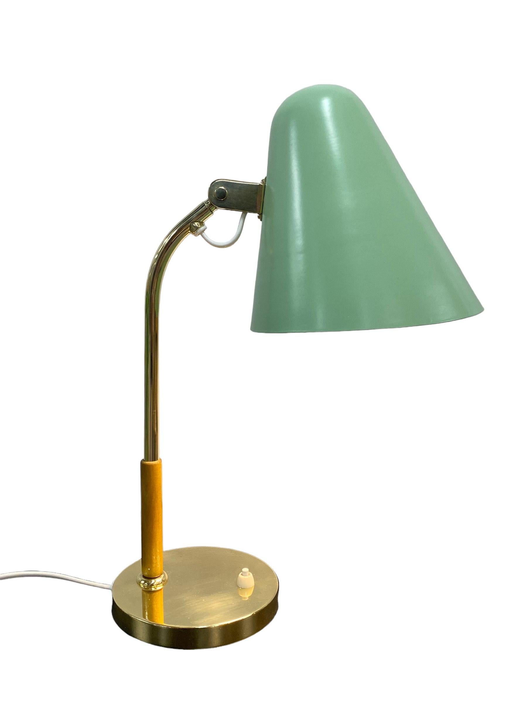 Schöne Paavo Tynell Tischlampe Modell 5233 in mintgrün, hergestellt von Taito Oy in Finnland in den 1950er Jahren. Eine klassische Tynell-Lampe mit einem neuen, lebendigen Look und in ausgezeichnetem Zustand. Der Artikel trägt die Aufschrift Taito