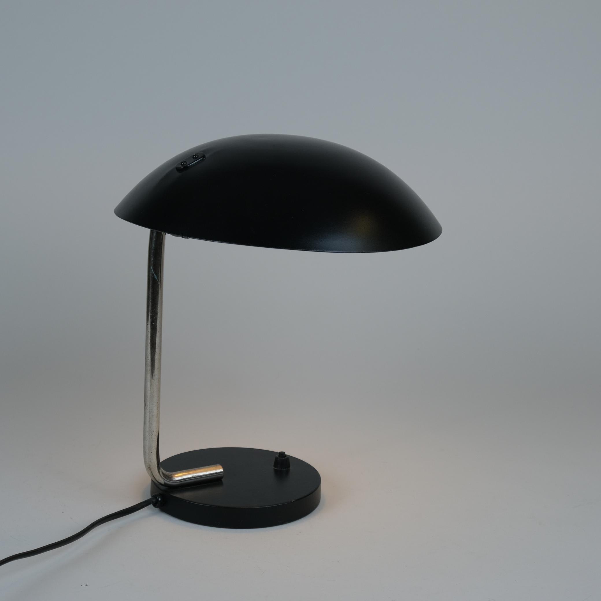 Scandinave moderne Lampe de table Paavo Tynell modèle 5310 en noir et laiton nickelé, Taito 1930s en vente