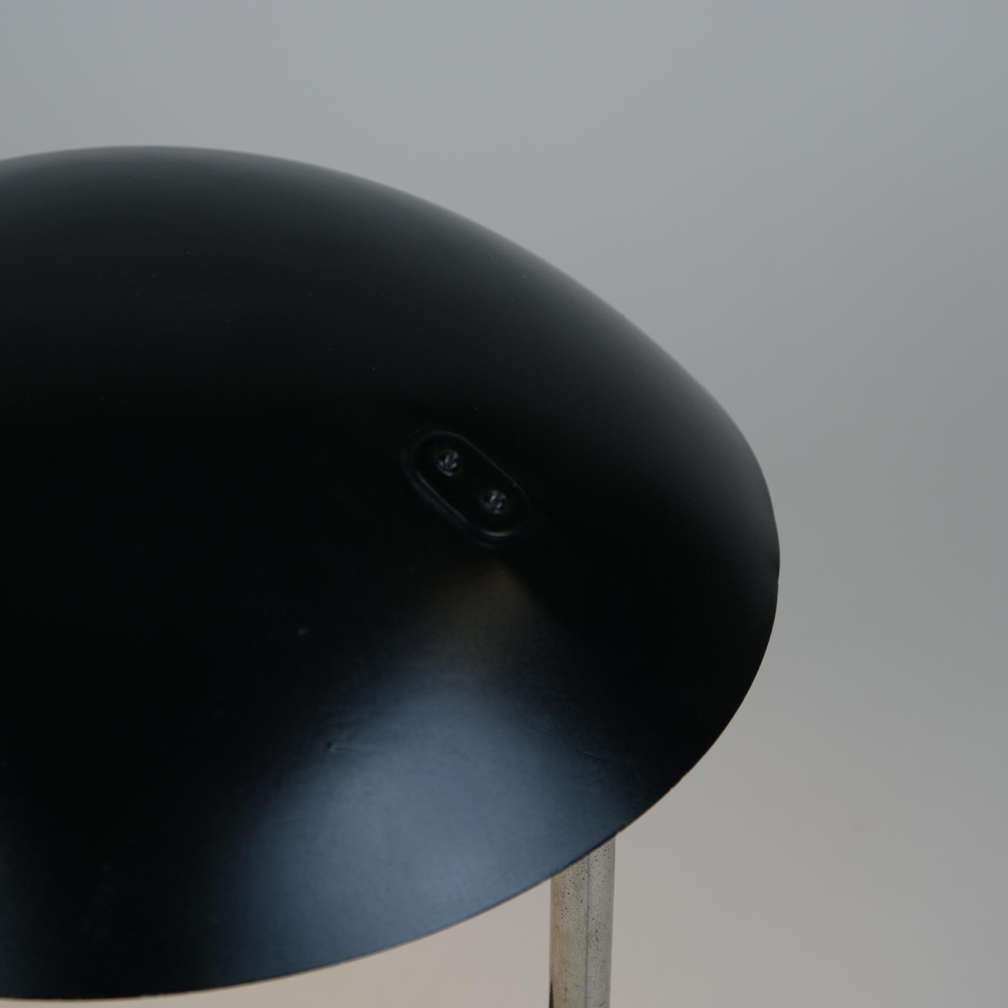 Lampe de table Paavo Tynell modèle 5310 en noir et laiton nickelé, Taito 1930s Bon état - En vente à Helsinki, FI