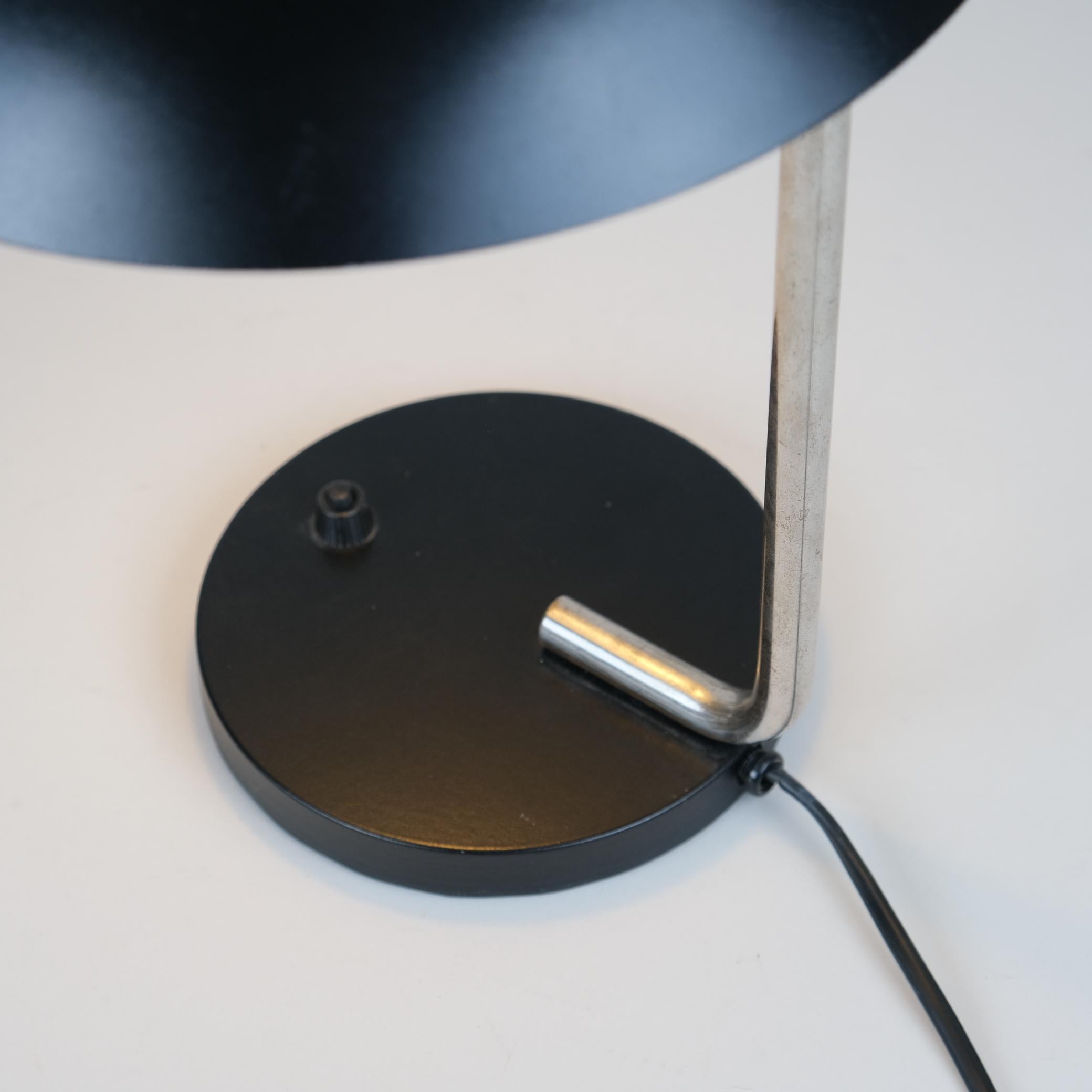 Milieu du XXe siècle Lampe de table Paavo Tynell modèle 5310 en noir et laiton nickelé, Taito 1930s en vente