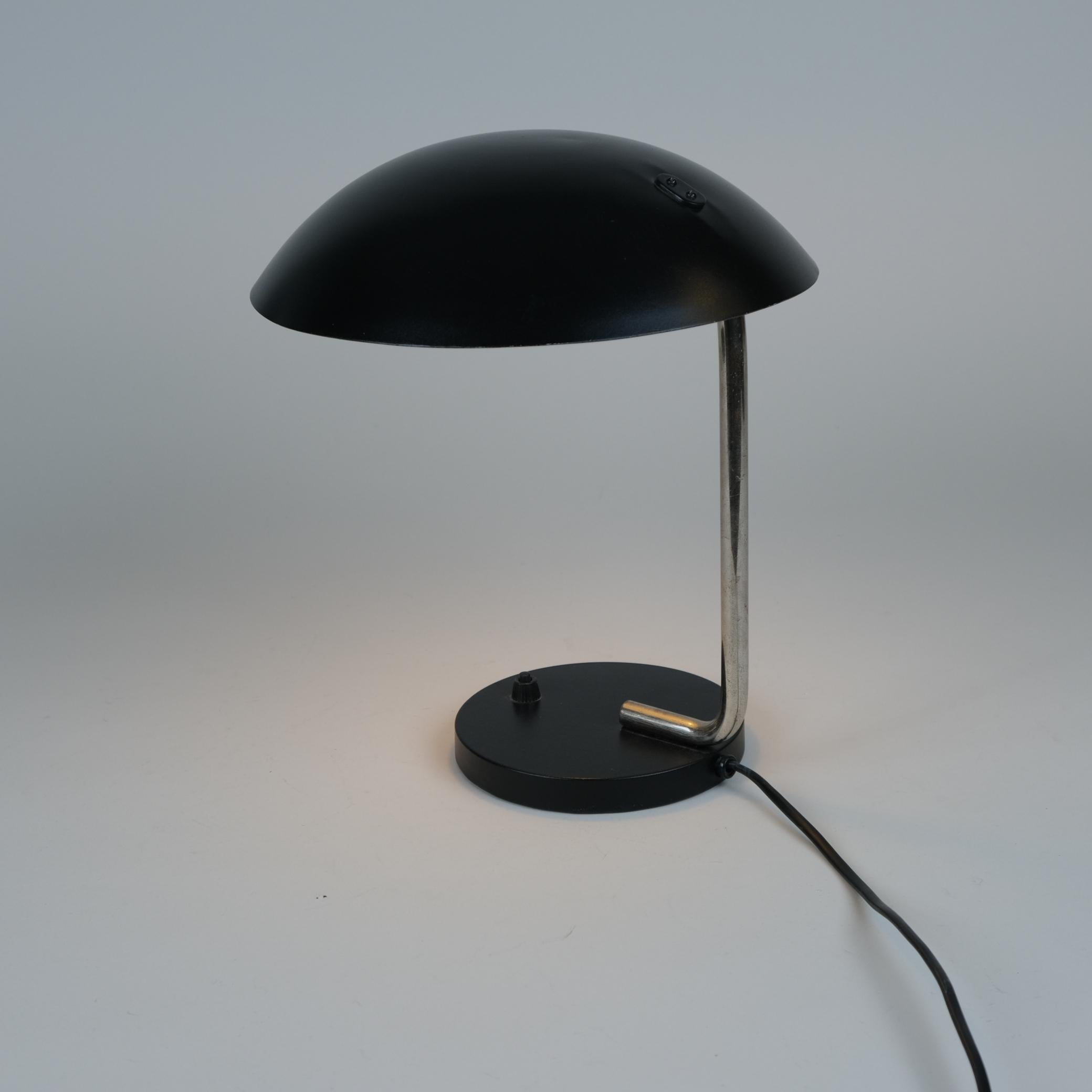 Métal Lampe de table Paavo Tynell modèle 5310 en noir et laiton nickelé, Taito 1930s en vente