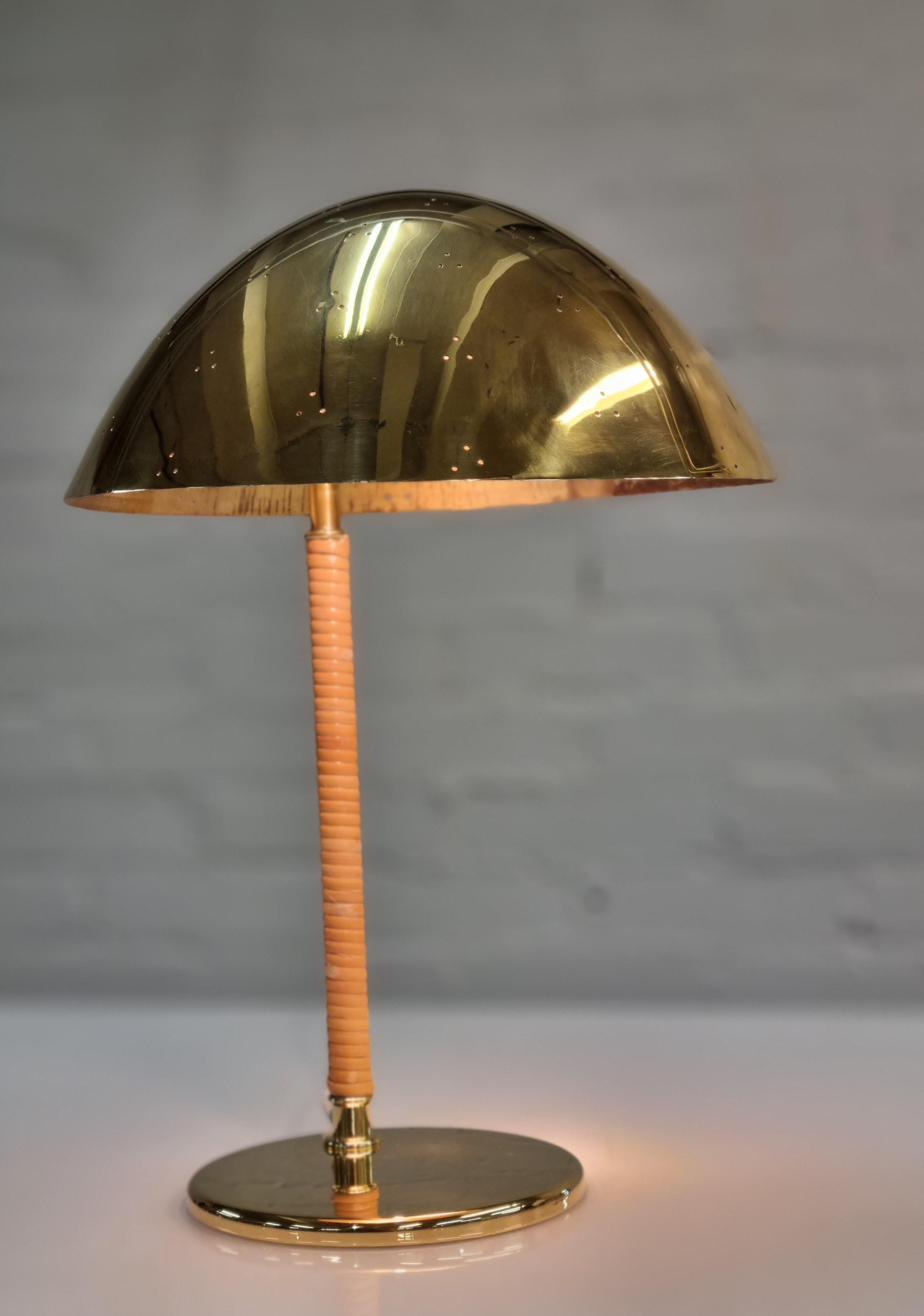 One of the most iconic Tynell lamp designs. This large and elegant table lamp called the 