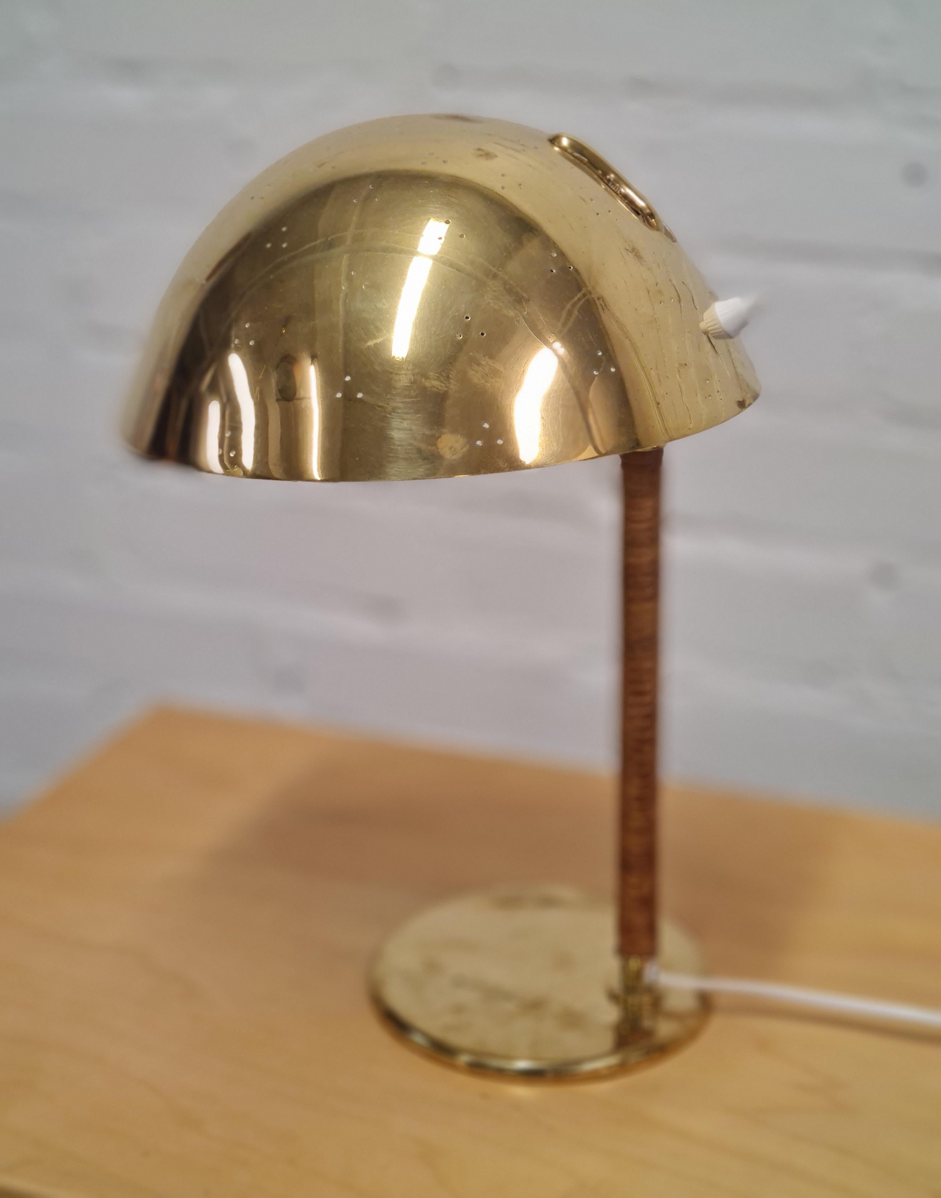 One of the most iconic Tynell table lamp designs. This large and elegant table lamp nicknamed the `Helmet´ or `Kypärä´ in Finnish, is amongst the most desired ones. 
The simplicity of the lamp makes it stand out. 
This particular lamp comes in great