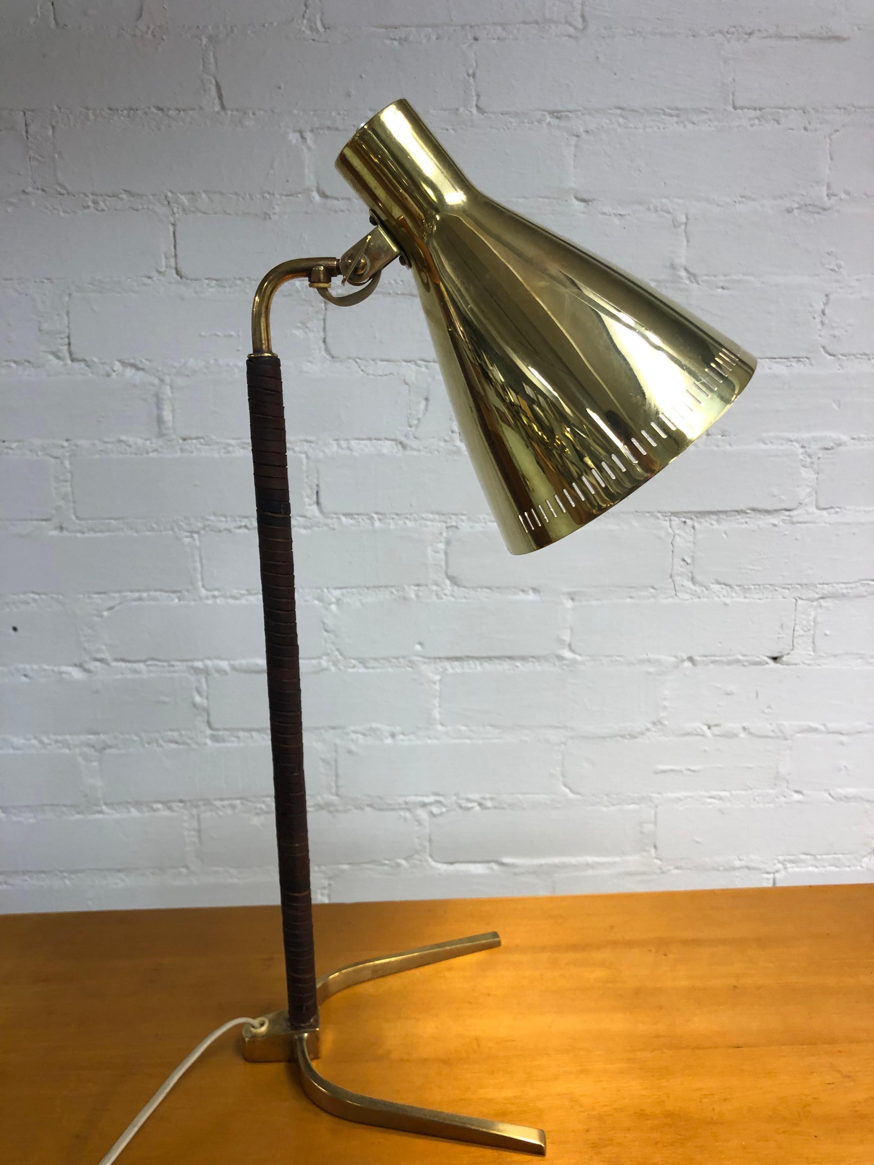 Beautifully sustained table lamp model 9224, also known as the 