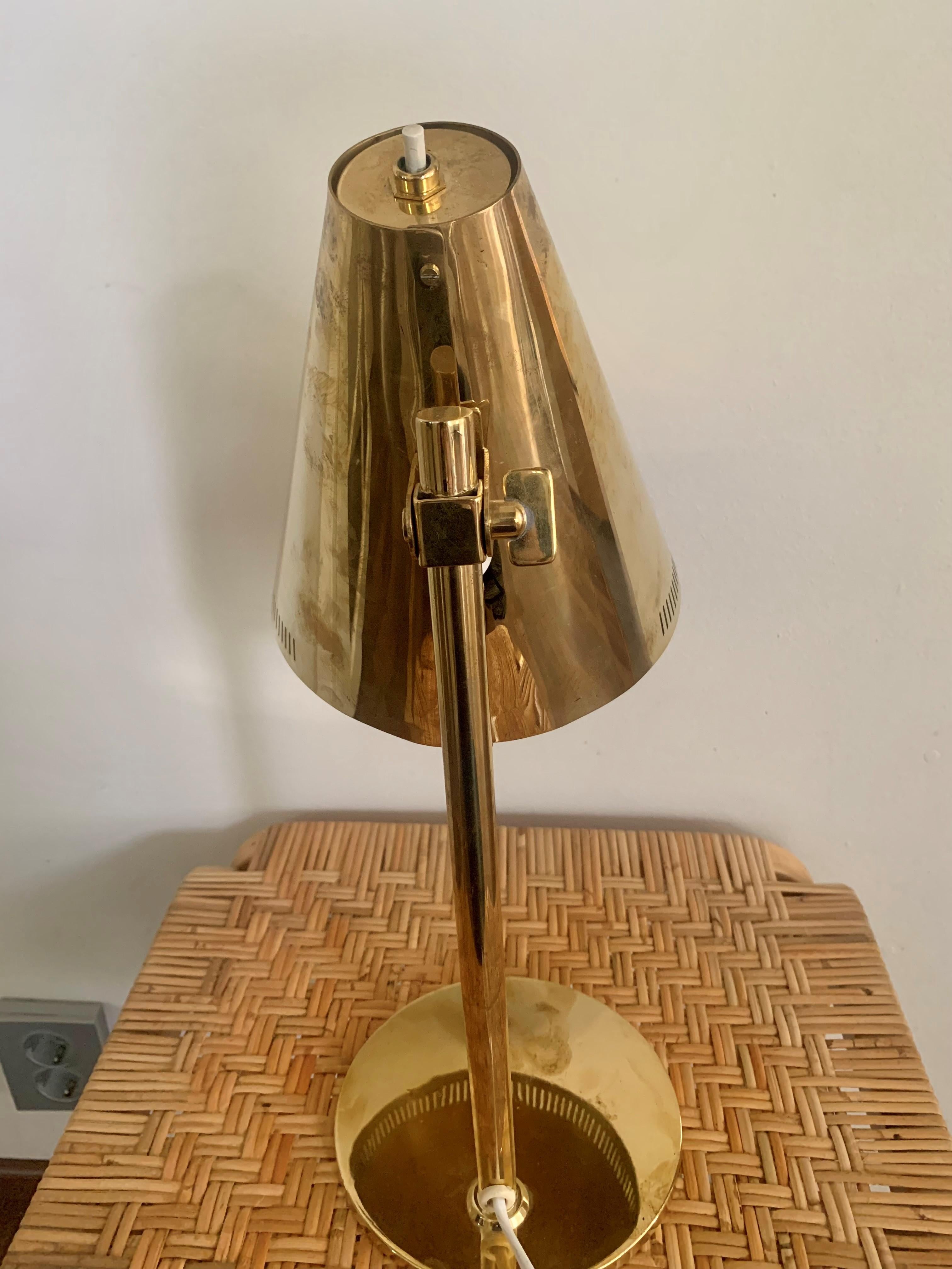 Tischlampe von Paavo Tynell, Modell 9227 (Brass)-1950 (TAITO/Idman) (Metallarbeit) im Angebot