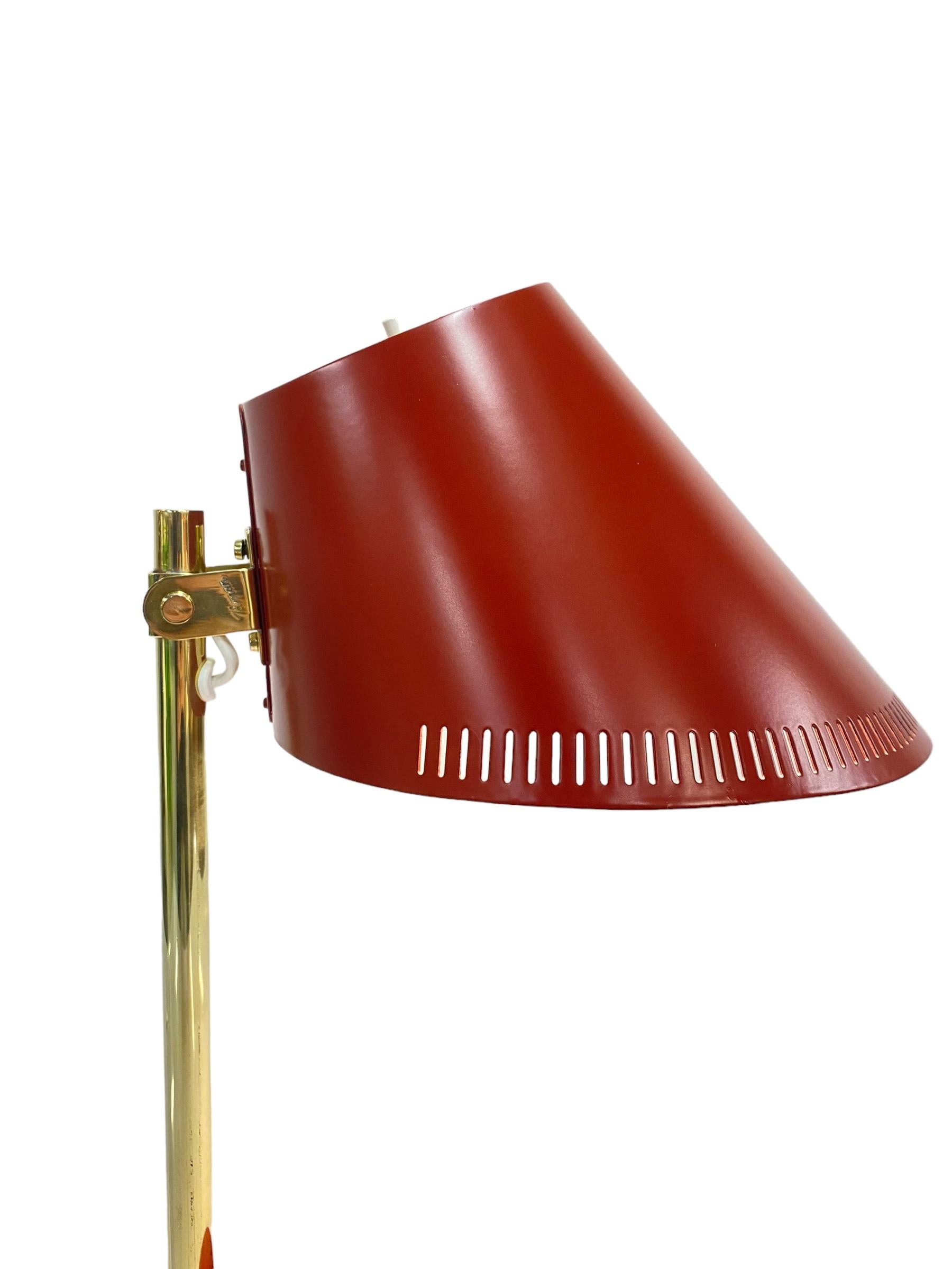 An exquisite example of a beautiful classic design with features that makes it suitable for a wide range of spaces especially offices, home offices or reading and working tables. 
This 9227 model table lamp has proven to be a customers favorite over
