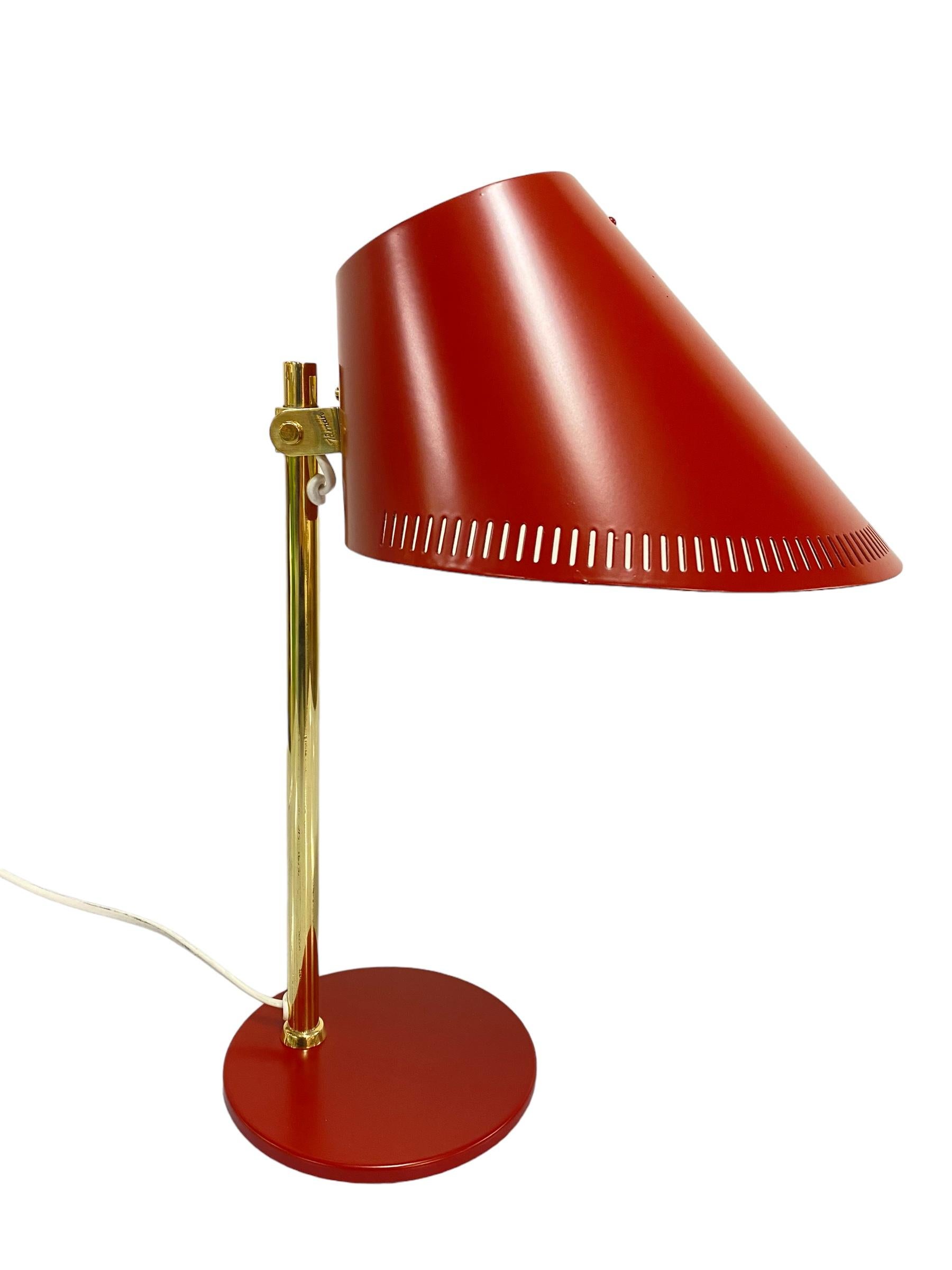 Finlandais Lampe de table Paavo Tynell modèle 9227 en rouge en vente