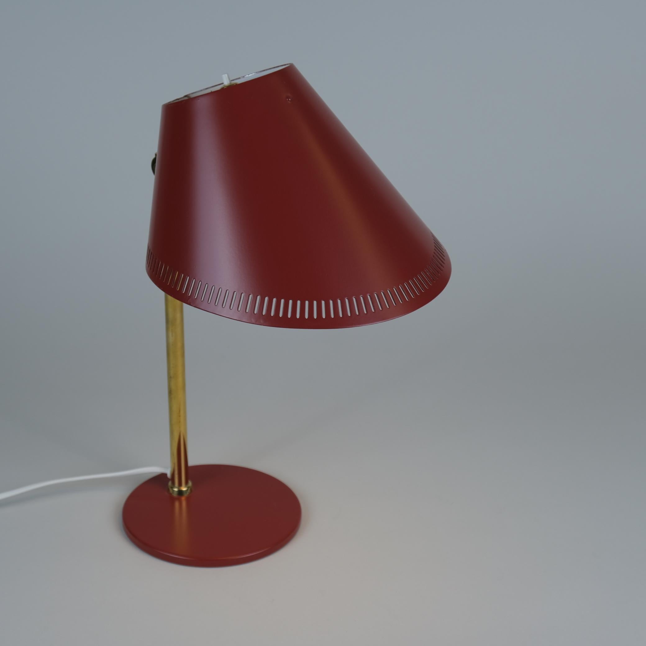 Mid-20th Century Paavo Tynell Table Lamp Model 9227 in Vibrant Red & Brass, Idman 1950s For Sale