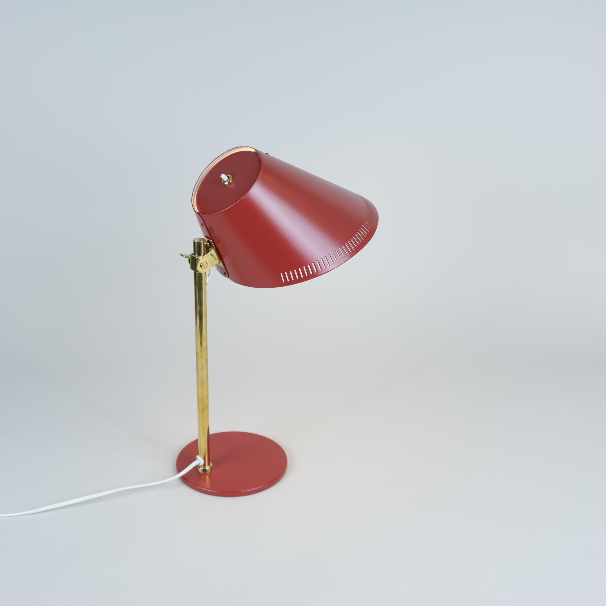 An exquisite example of a beautiful classic design with features that makes it suitable for a wide range of spaces especially offices, home offices or reading and working tables.
This 9227 model table lamp has proven to be a customers favorite over