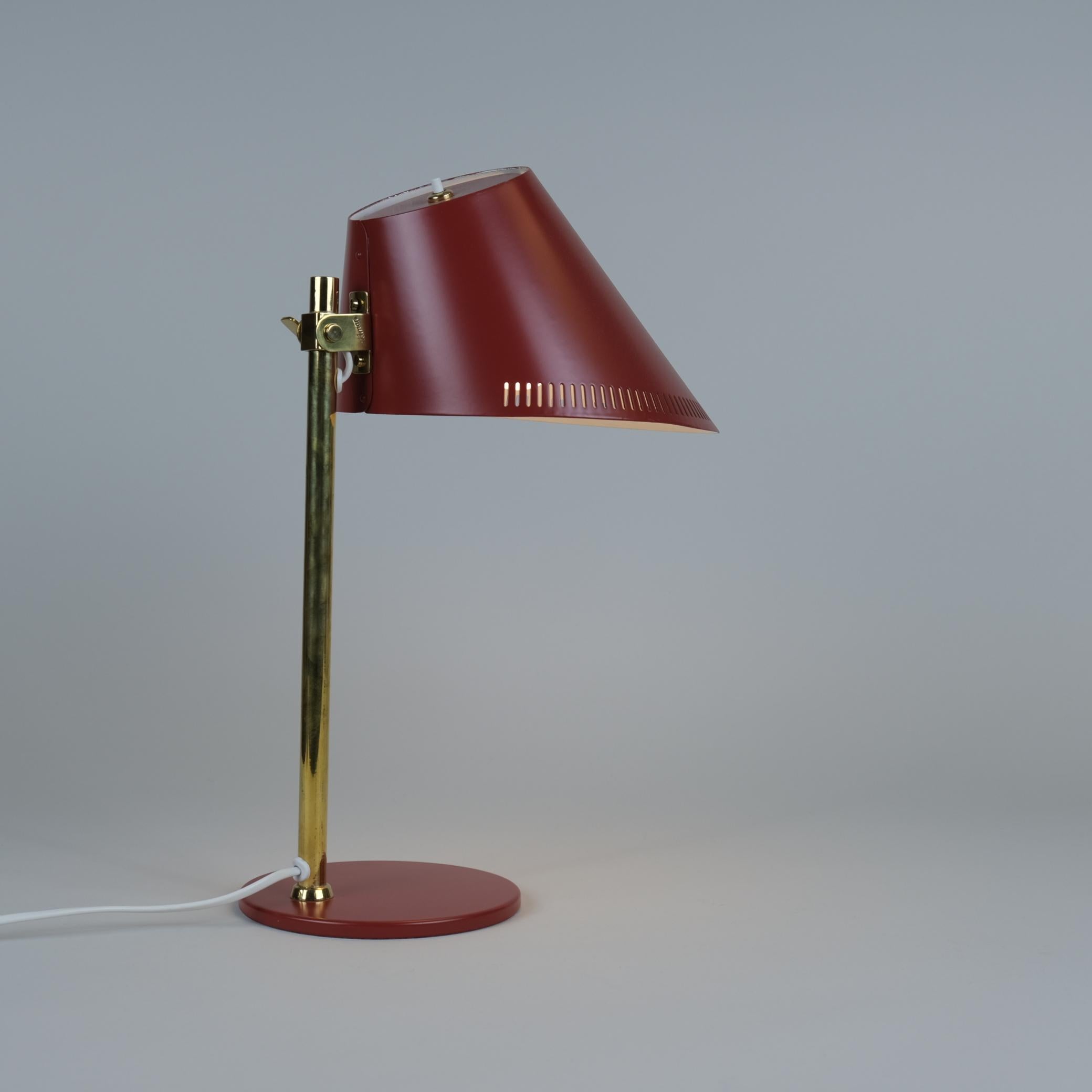 Mid-Century Modern Paavo Tynell Table Lamp Model 9227 in Vibrant Red & Brass, Idman 1950s For Sale