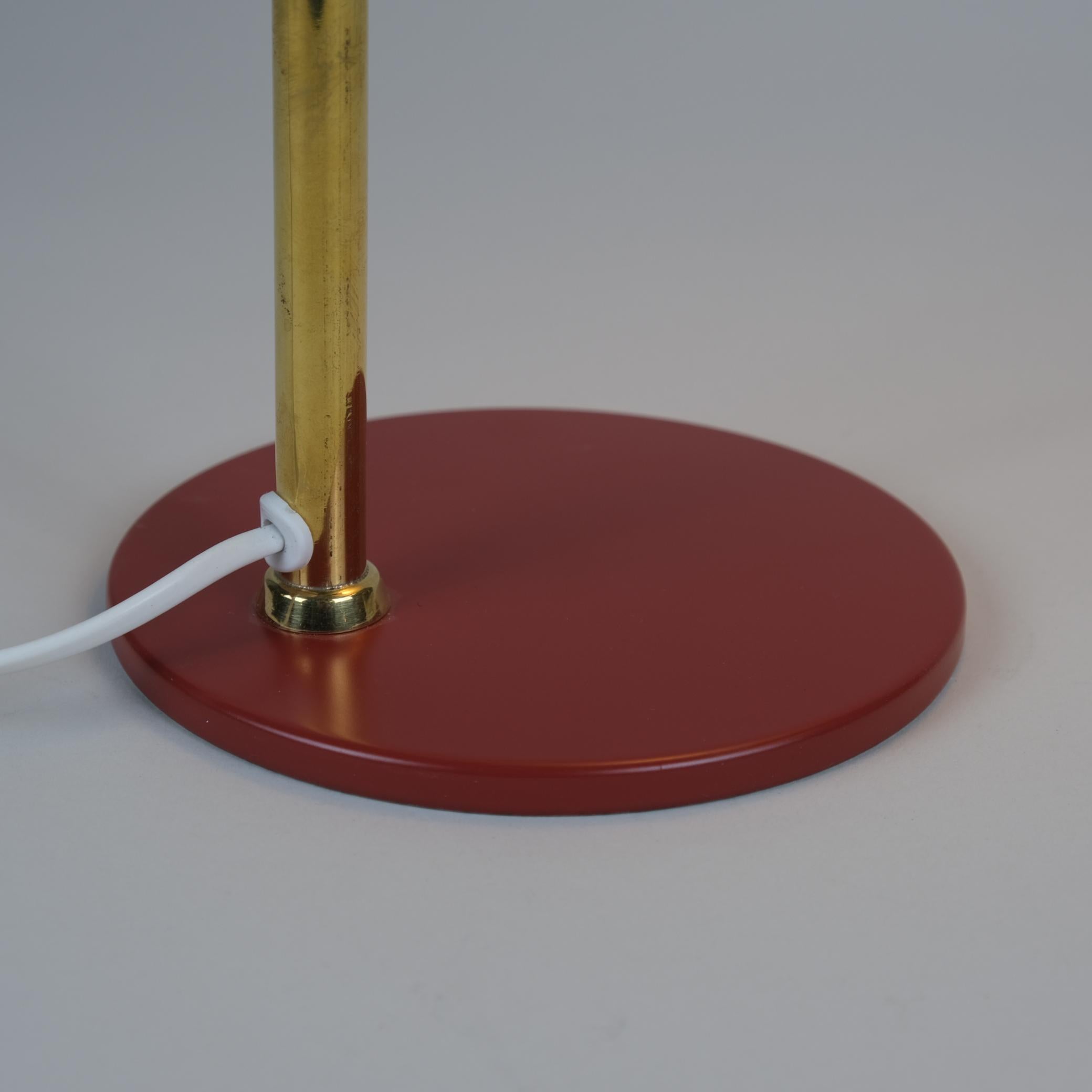 Paavo Tynell Table Lamp Model 9227 in Vibrant Red & Brass, Idman 1950s In Good Condition For Sale In Helsinki, FI
