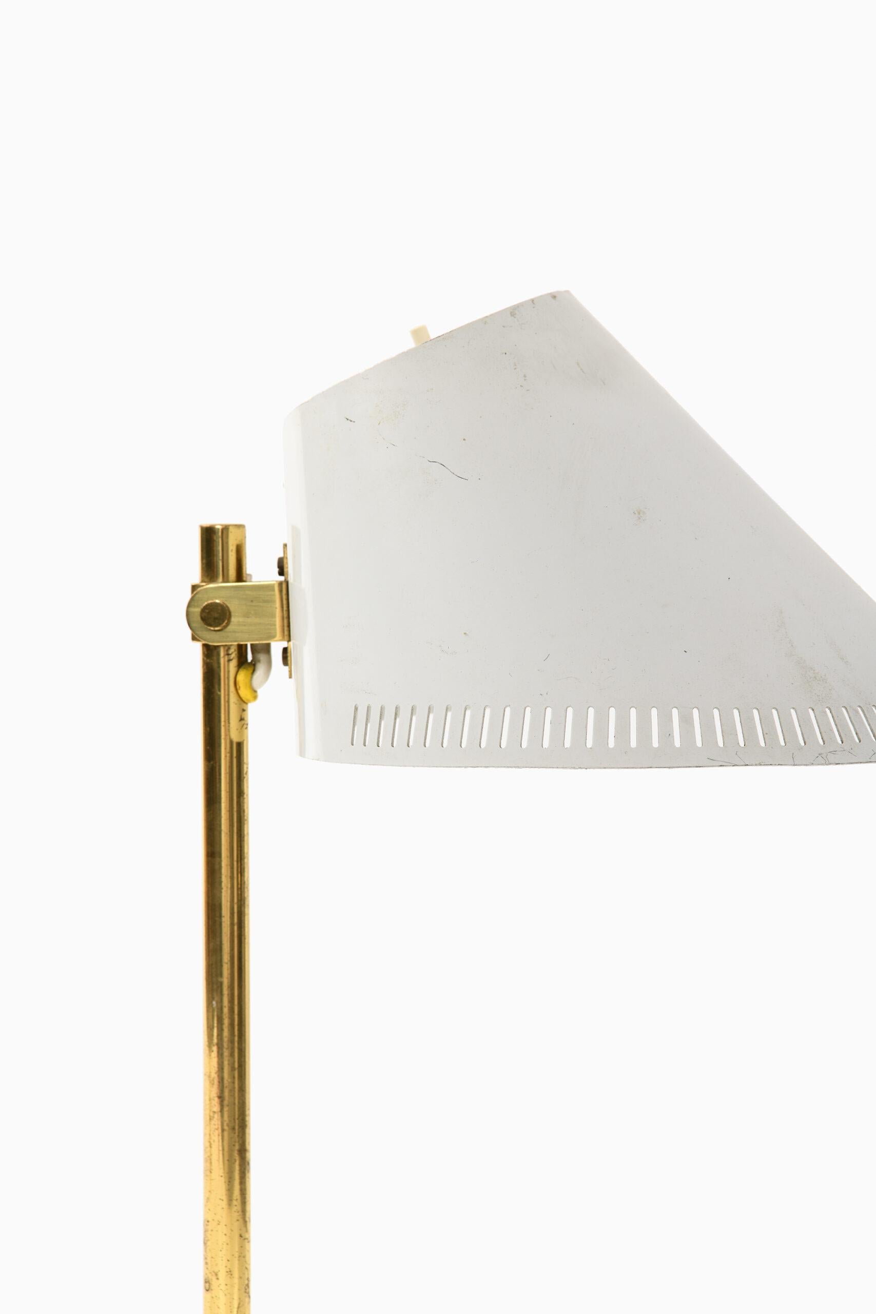 Lampe de table modèle 9227 conçue par Paavo Tynell. Produit par Idman en Finlande.