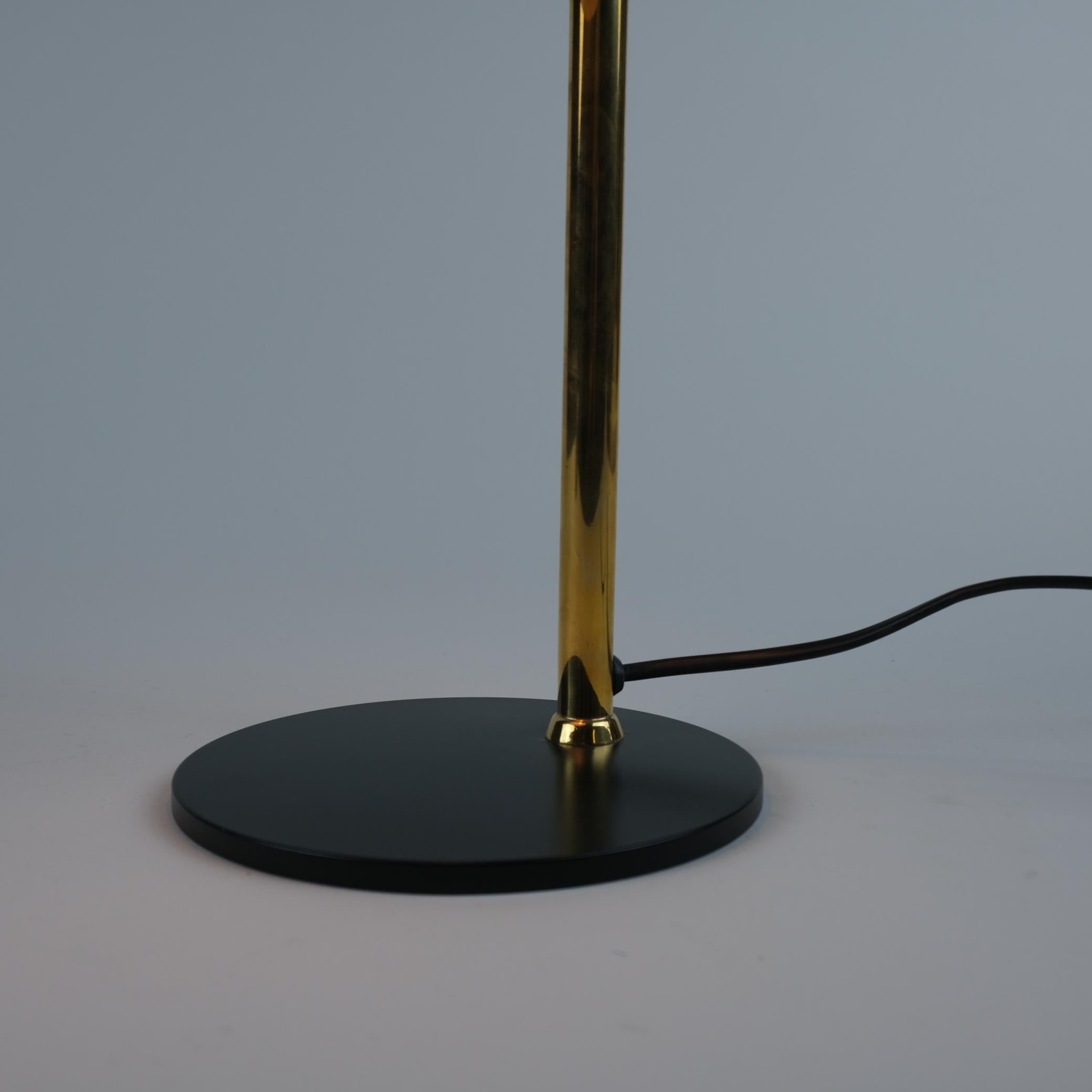 Lampe de table Paavo Tynell modèle H5-7 en laiton et noir, Idman années 1960 en vente 1
