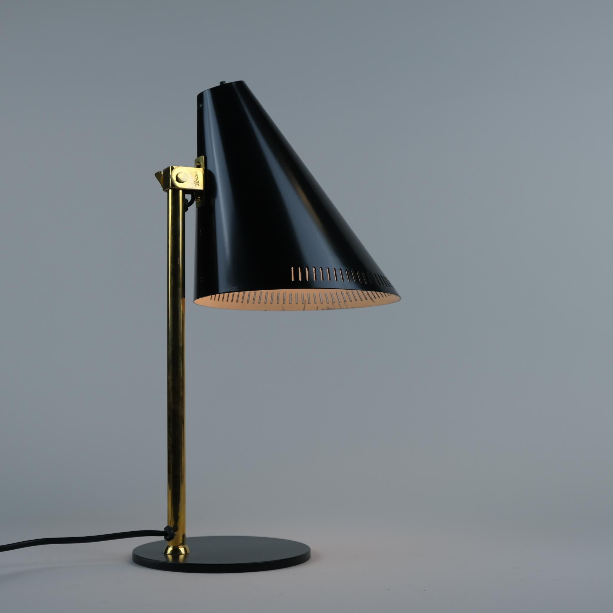 Scandinave moderne Lampe de table Paavo Tynell modèle H5-7 en laiton et noir, Idman années 1960 en vente