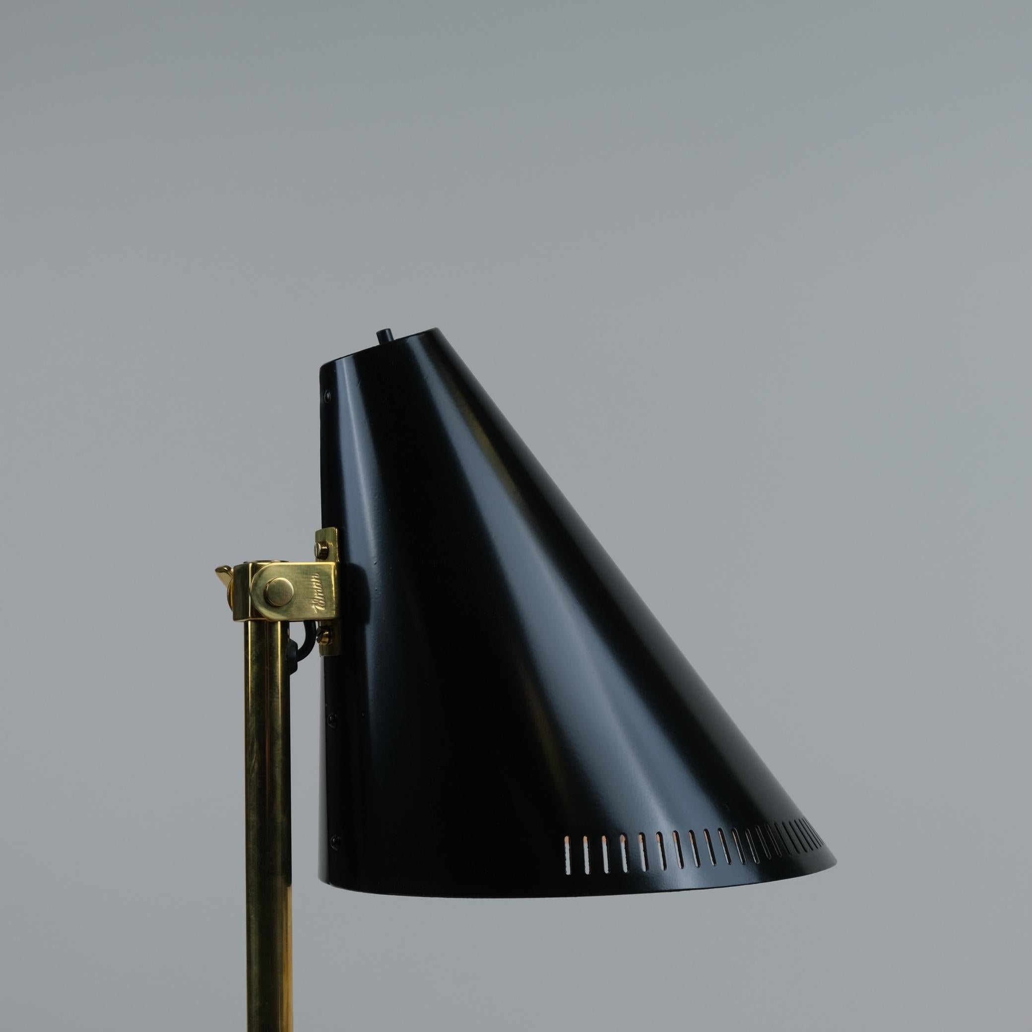 Finlandais Lampe de table Paavo Tynell modèle H5-7 en laiton et noir, Idman années 1960 en vente