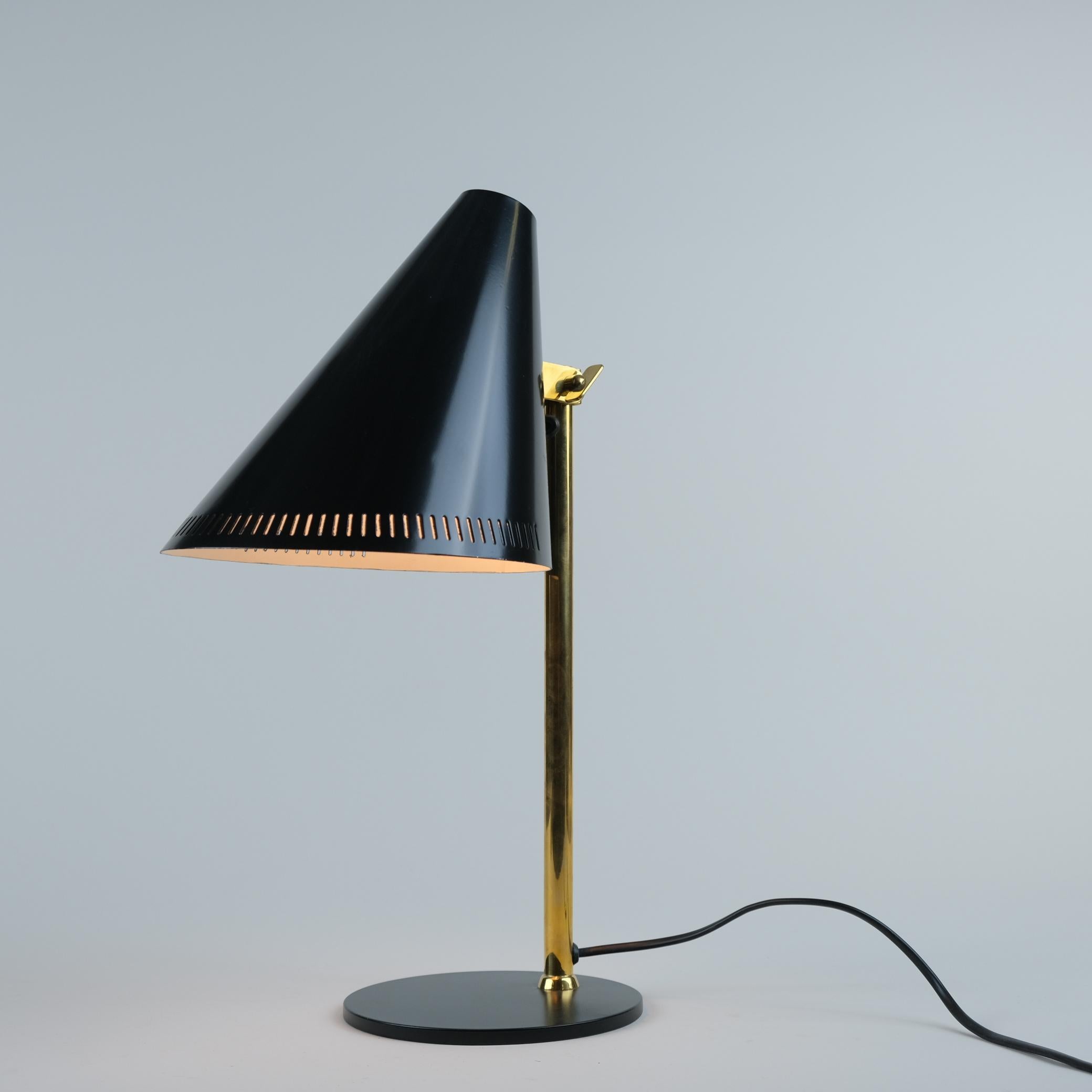 Milieu du XXe siècle Lampe de table Paavo Tynell modèle H5-7 en laiton et noir, Idman années 1960 en vente