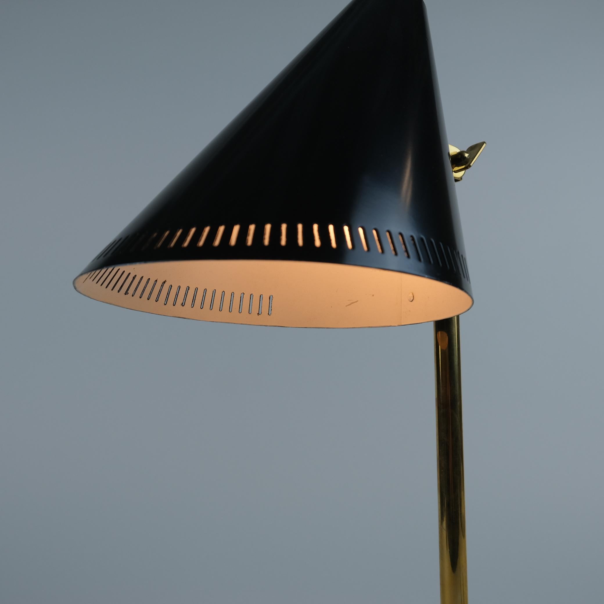 Métal Lampe de table Paavo Tynell modèle H5-7 en laiton et noir, Idman années 1960 en vente