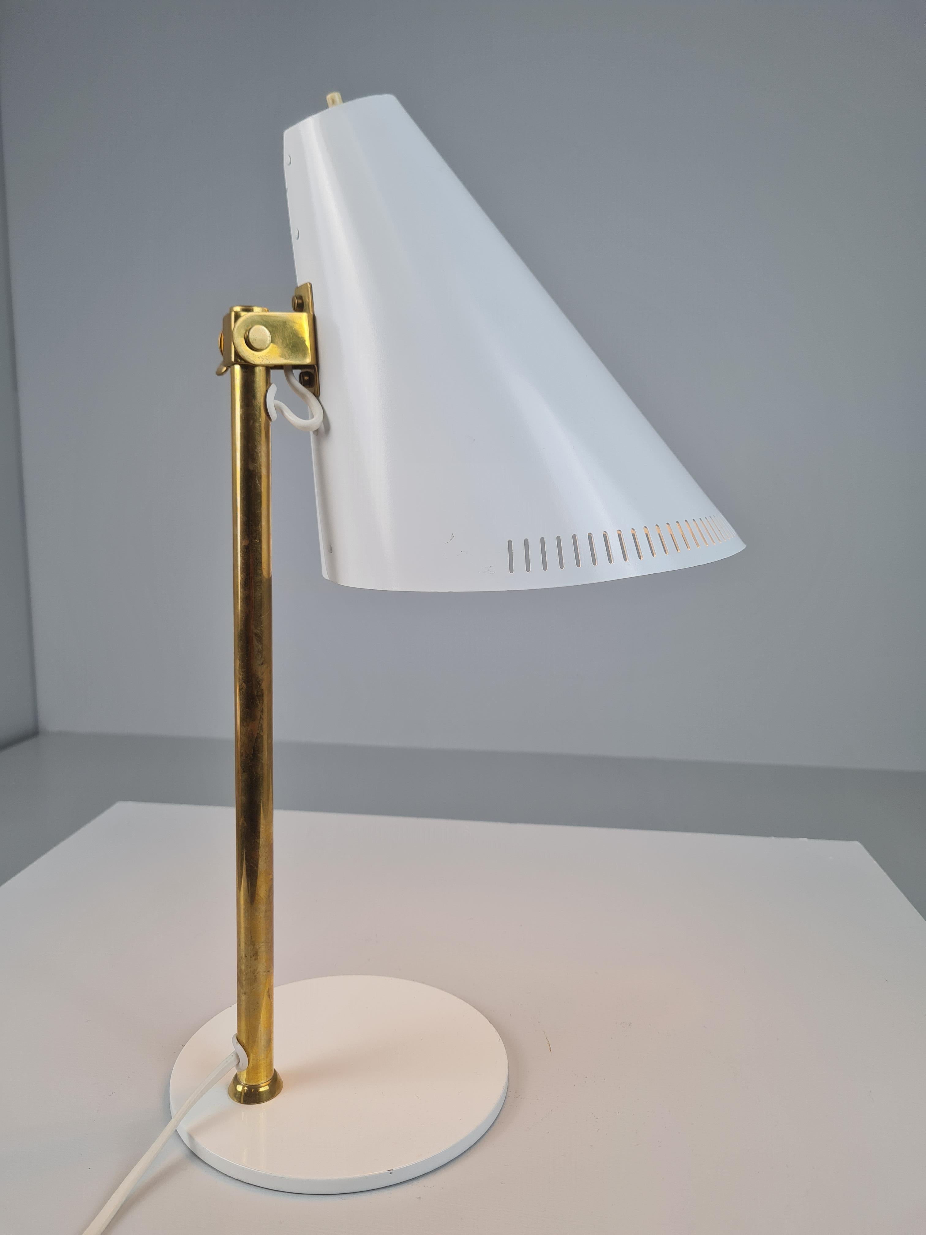 Diese Tischleuchte Modell H5-7 von Paavo Tynell ist ein langlebiges und praktisches Modell, das aus 3 verschiedenen Metallmaterialien besteht. Bei diesem Modell trägt ein fester Messingstiel einen konischen Aluminiumschirm. Der Schirm ist mattweiß