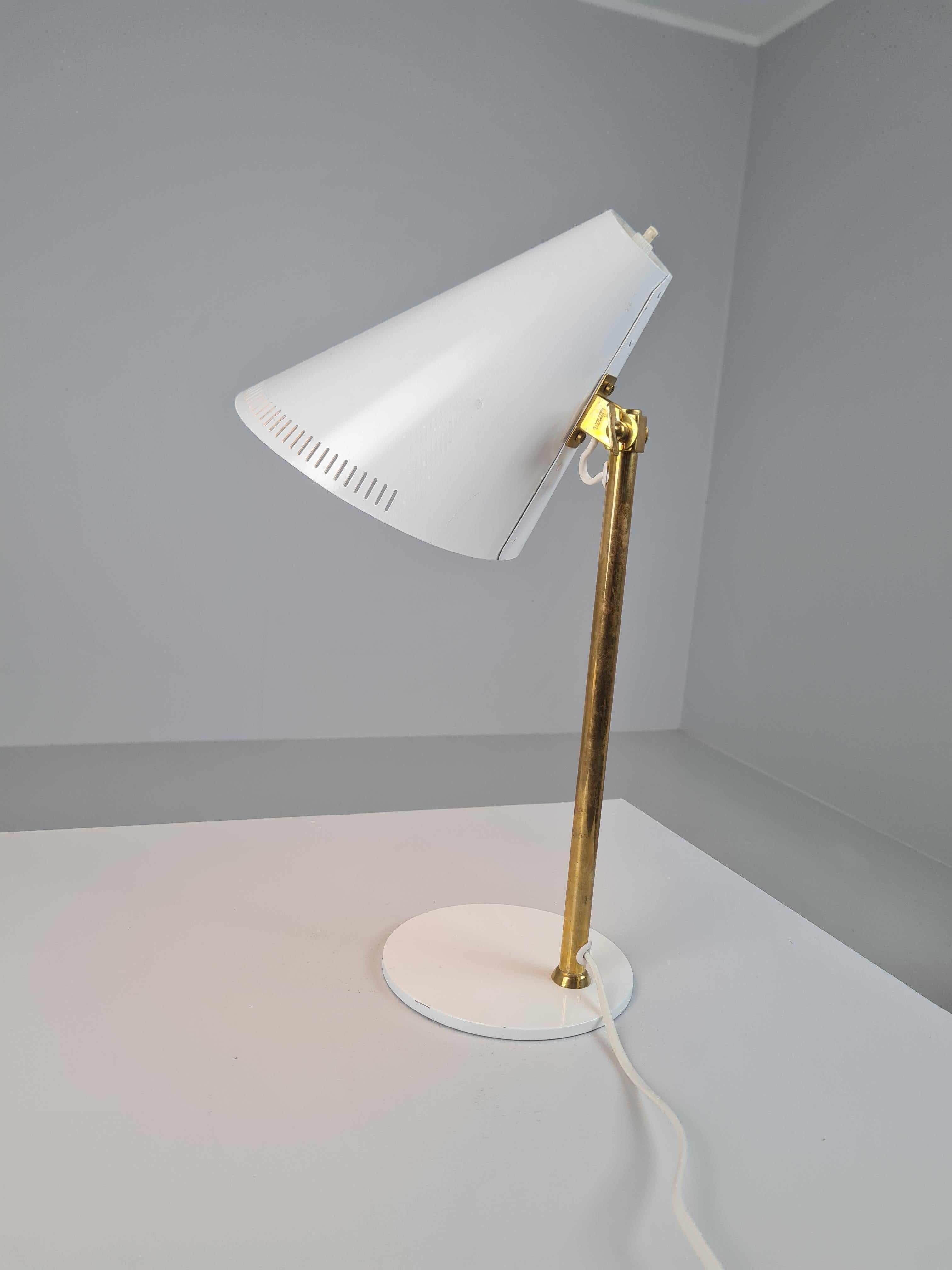 Tischlampe Modell H5-7 von Paavo Tynell in Weiß und Messing, Idman 1960er Jahre (Skandinavische Moderne) im Angebot