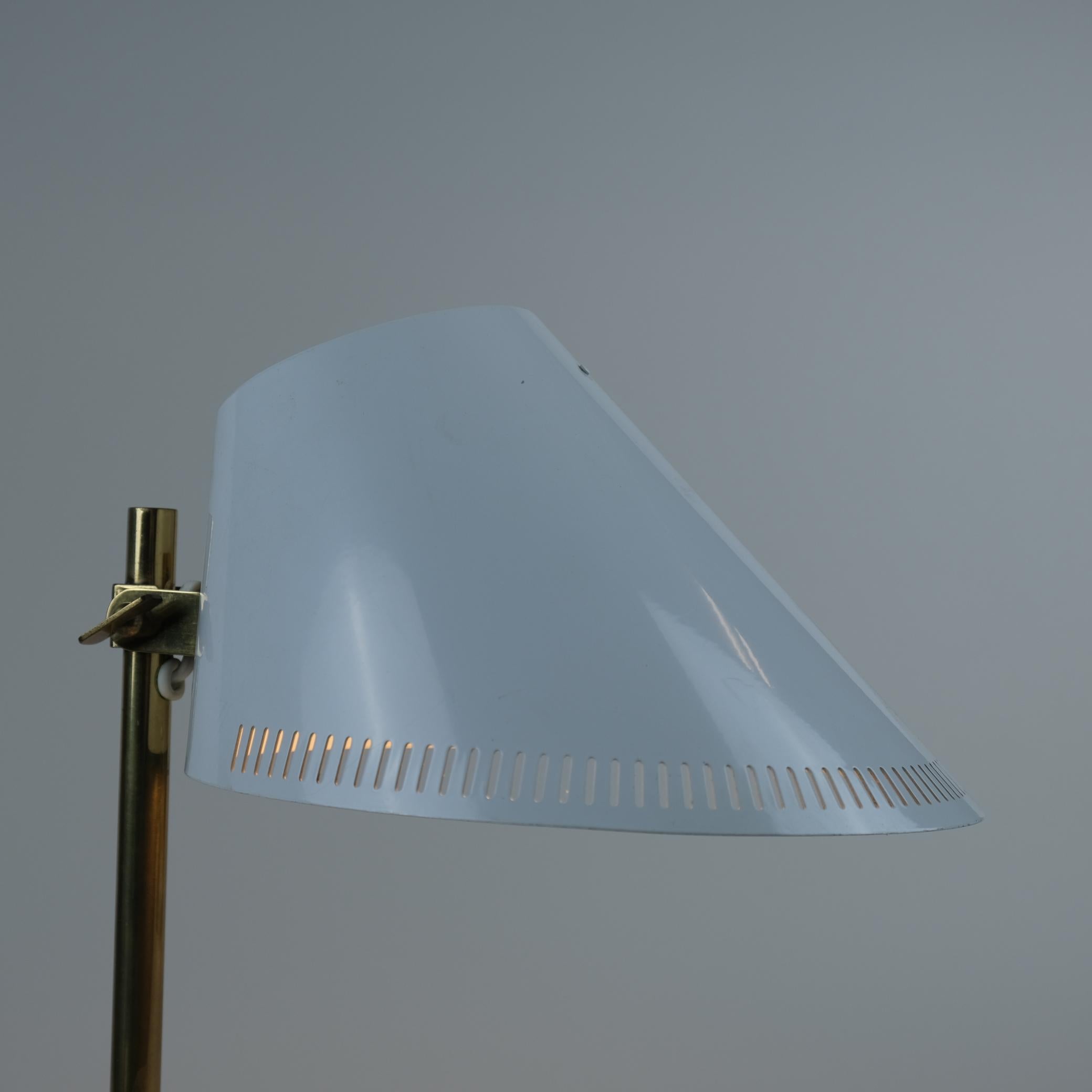 Tischlampe Modell H5-7 von Paavo Tynell in Weiß und Messing, Idman 1960er Jahre (Finnisch) im Angebot